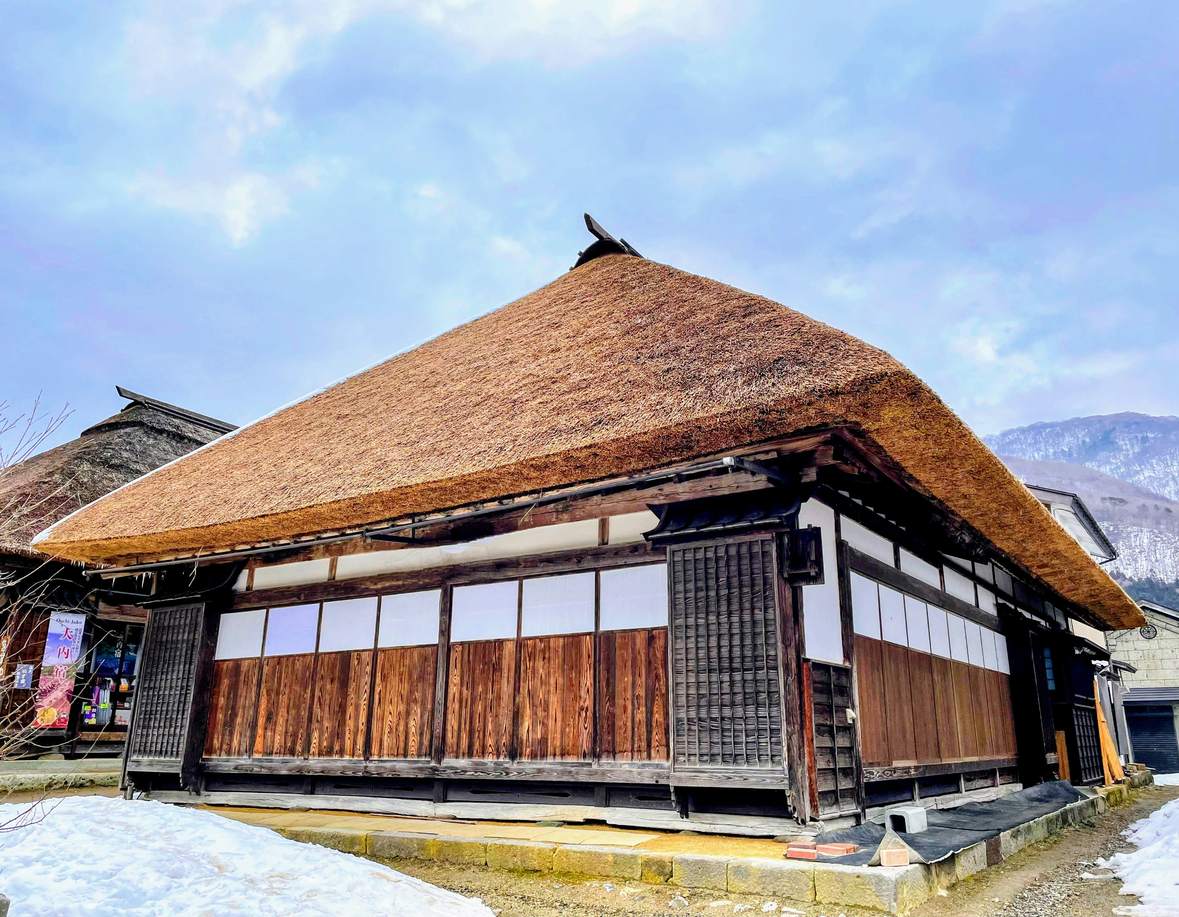 Exterior de una casa japonesa tradicional con techo de paja