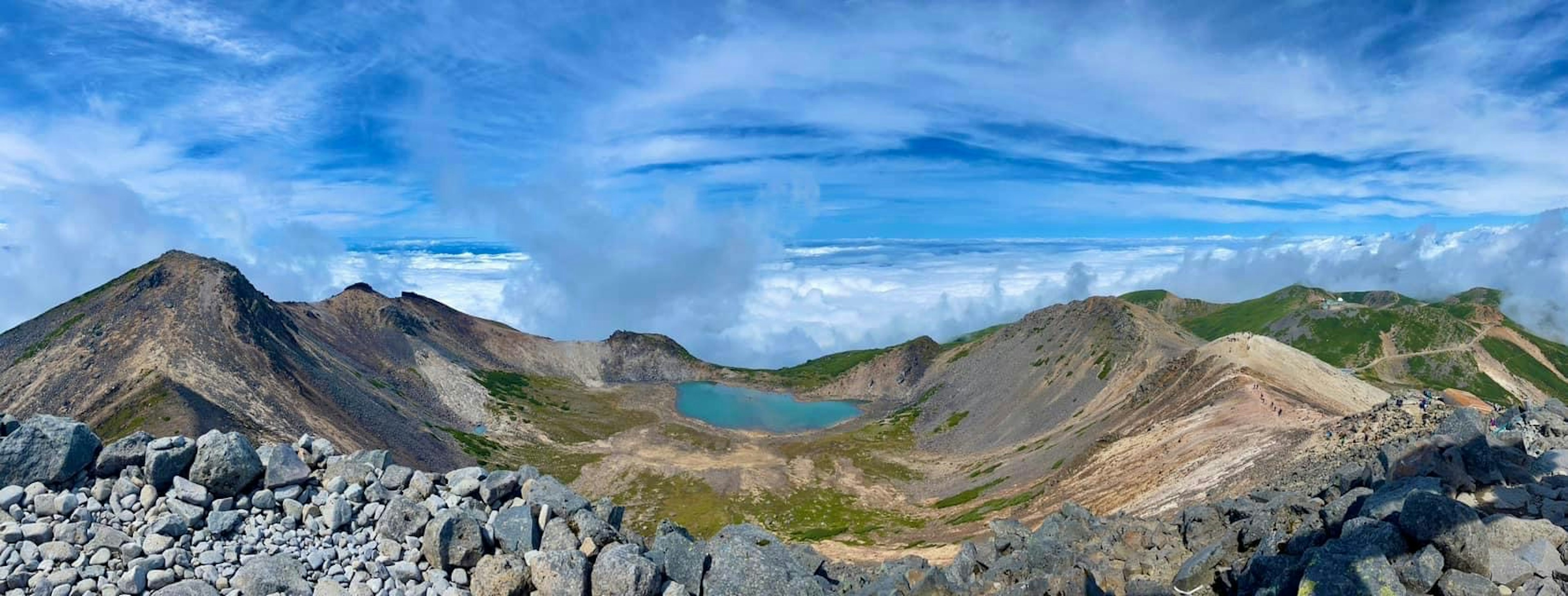 Paisaje montañoso pintoresco con un lago azul y terreno rocoso