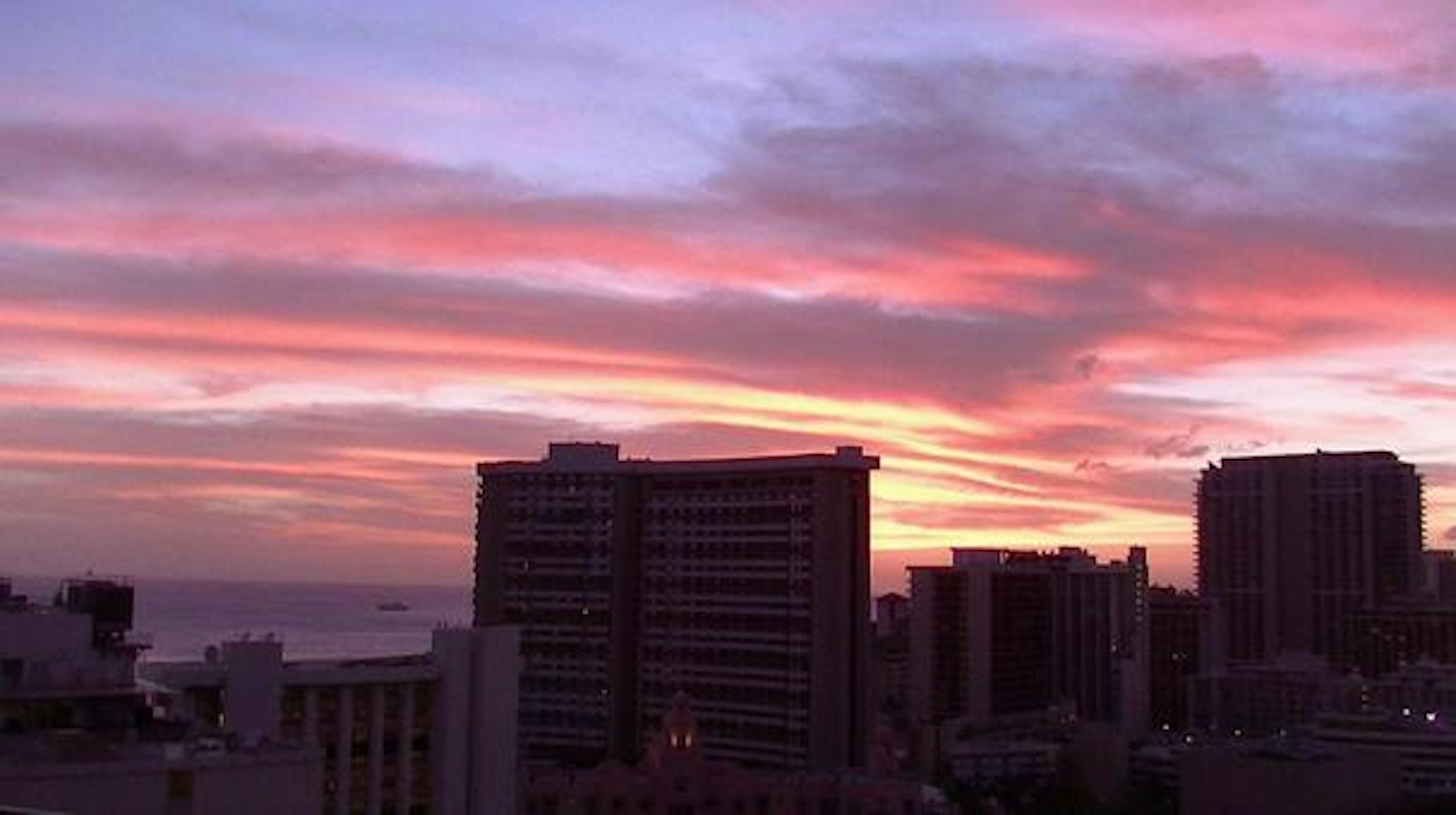 美しい夕焼けの空が広がる都市の景色