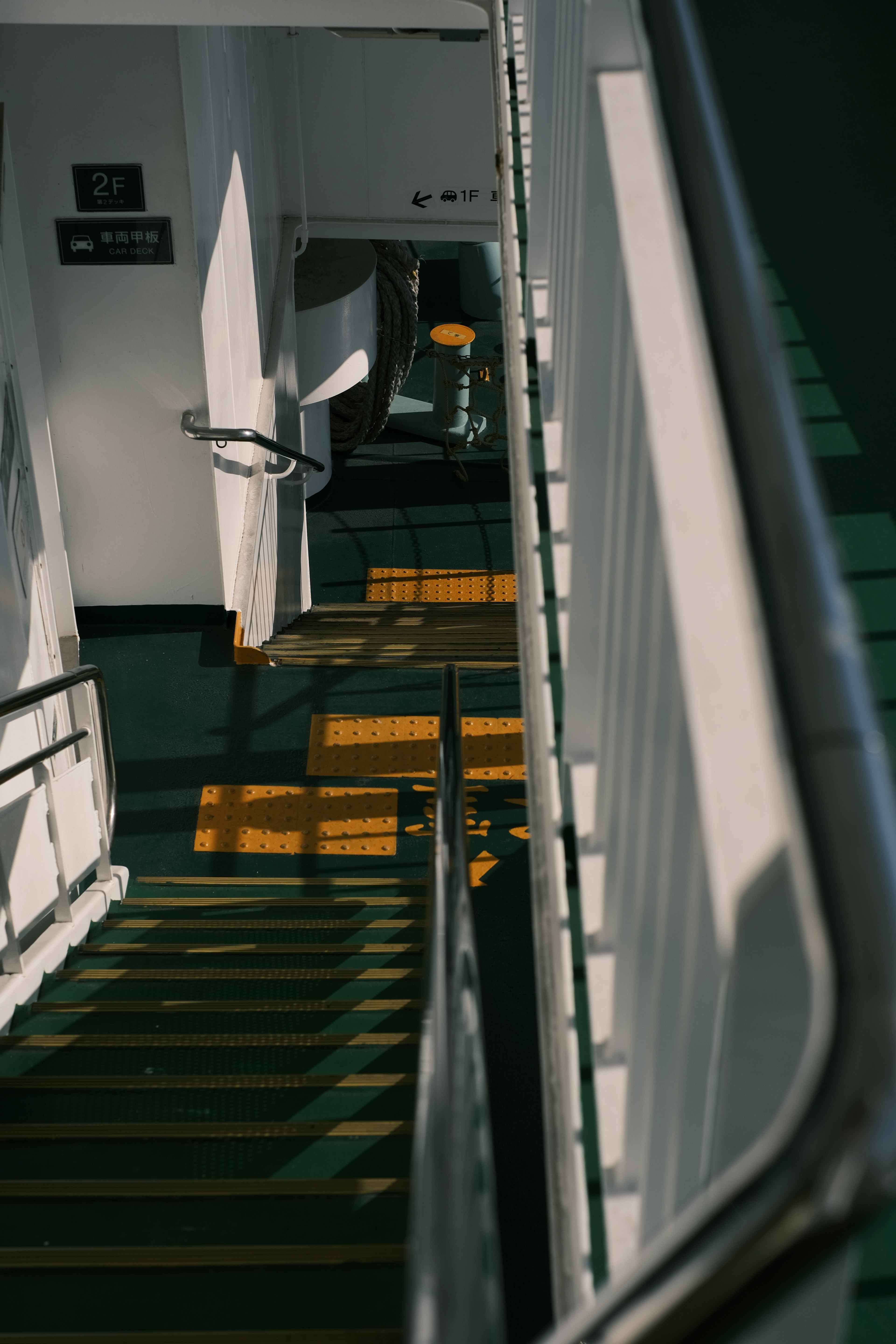 Vista de escaleras interiores en un barco con luces y sombras