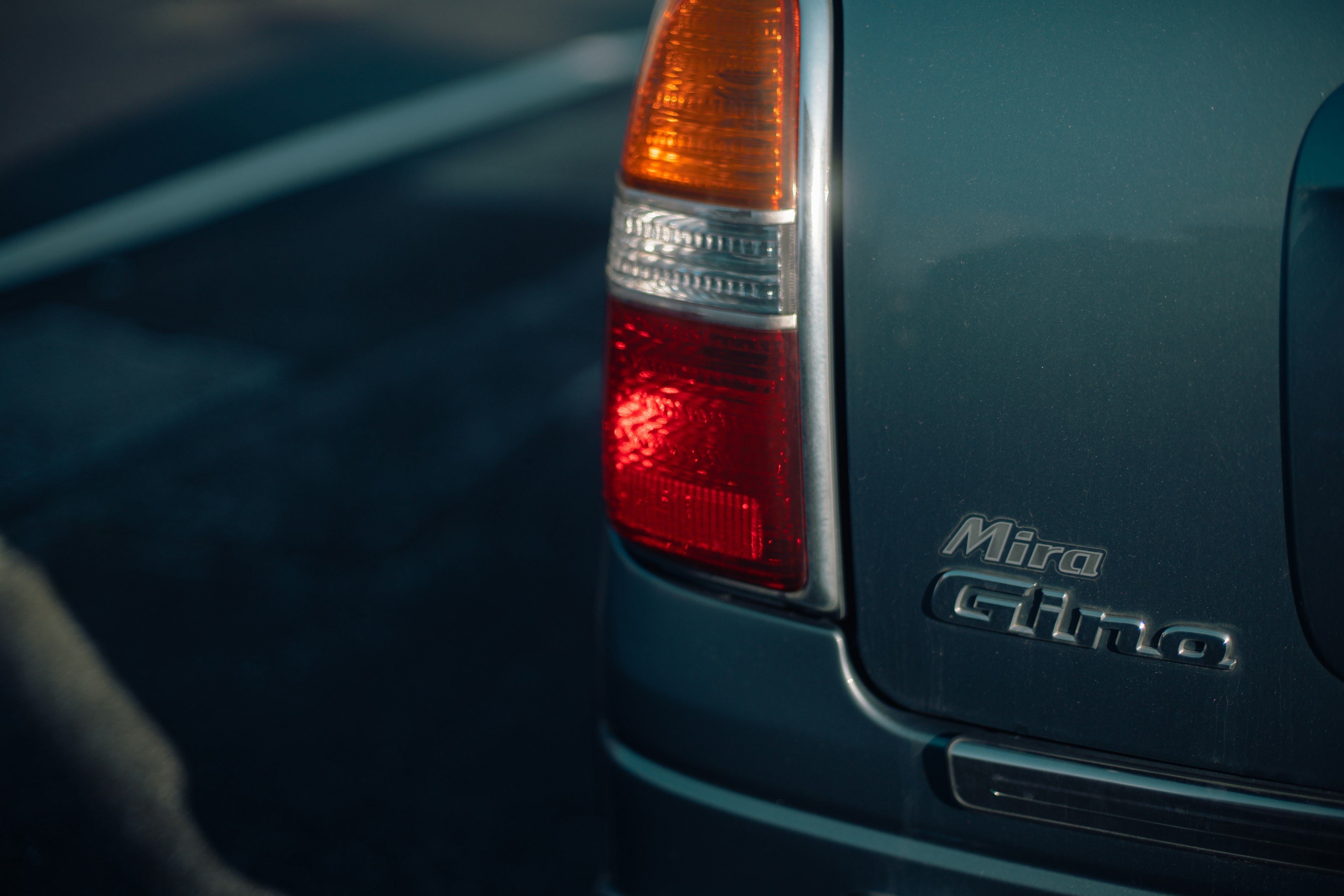 Heckleuchte und Emblem des Nissan Micra im Fokus