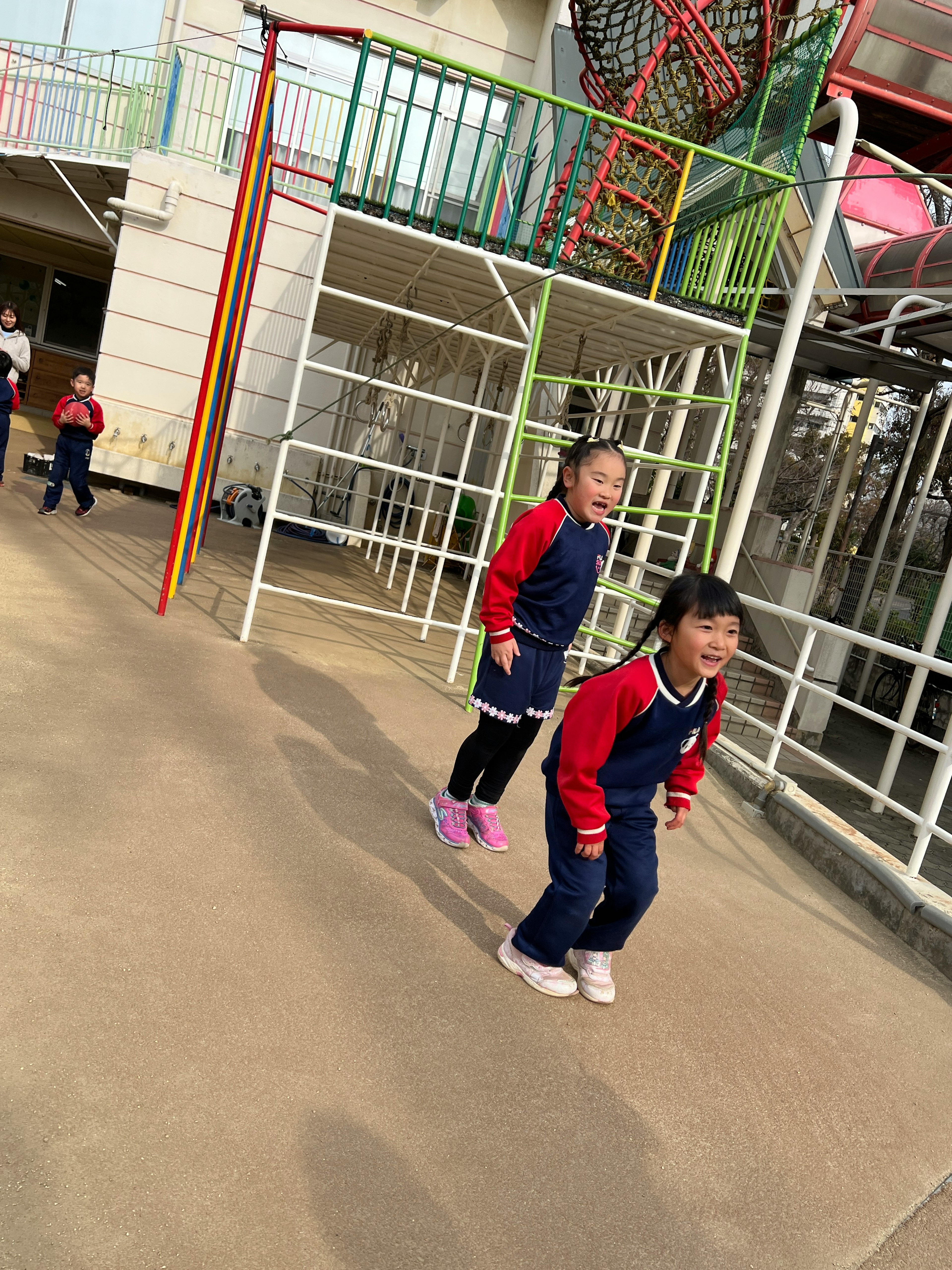 Kinder spielen fröhlich auf einem Spielplatz mit bunten Geräten