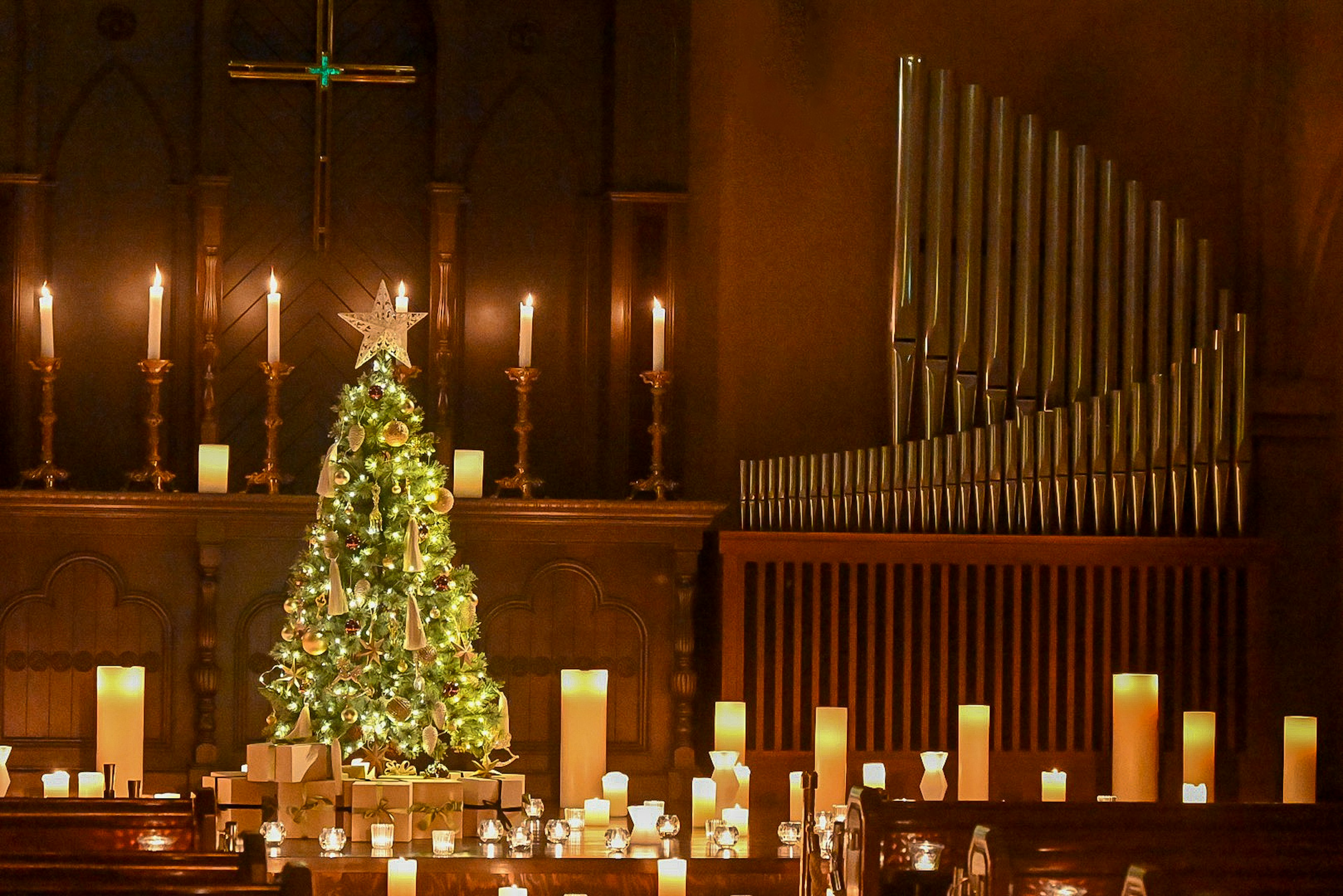 Interior gereja dengan pohon Natal dan lilin