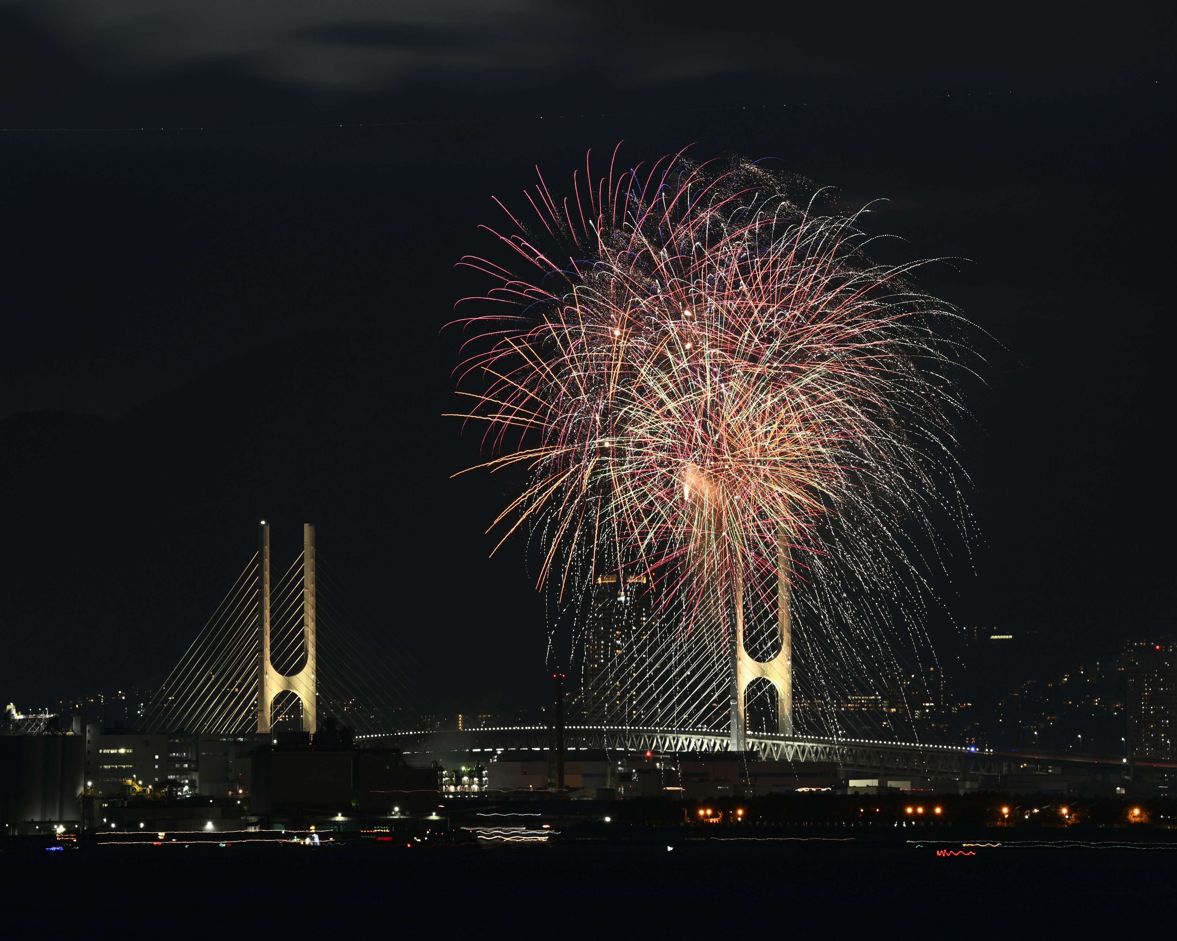 夜空に咲く花火と横浜のランドマーク