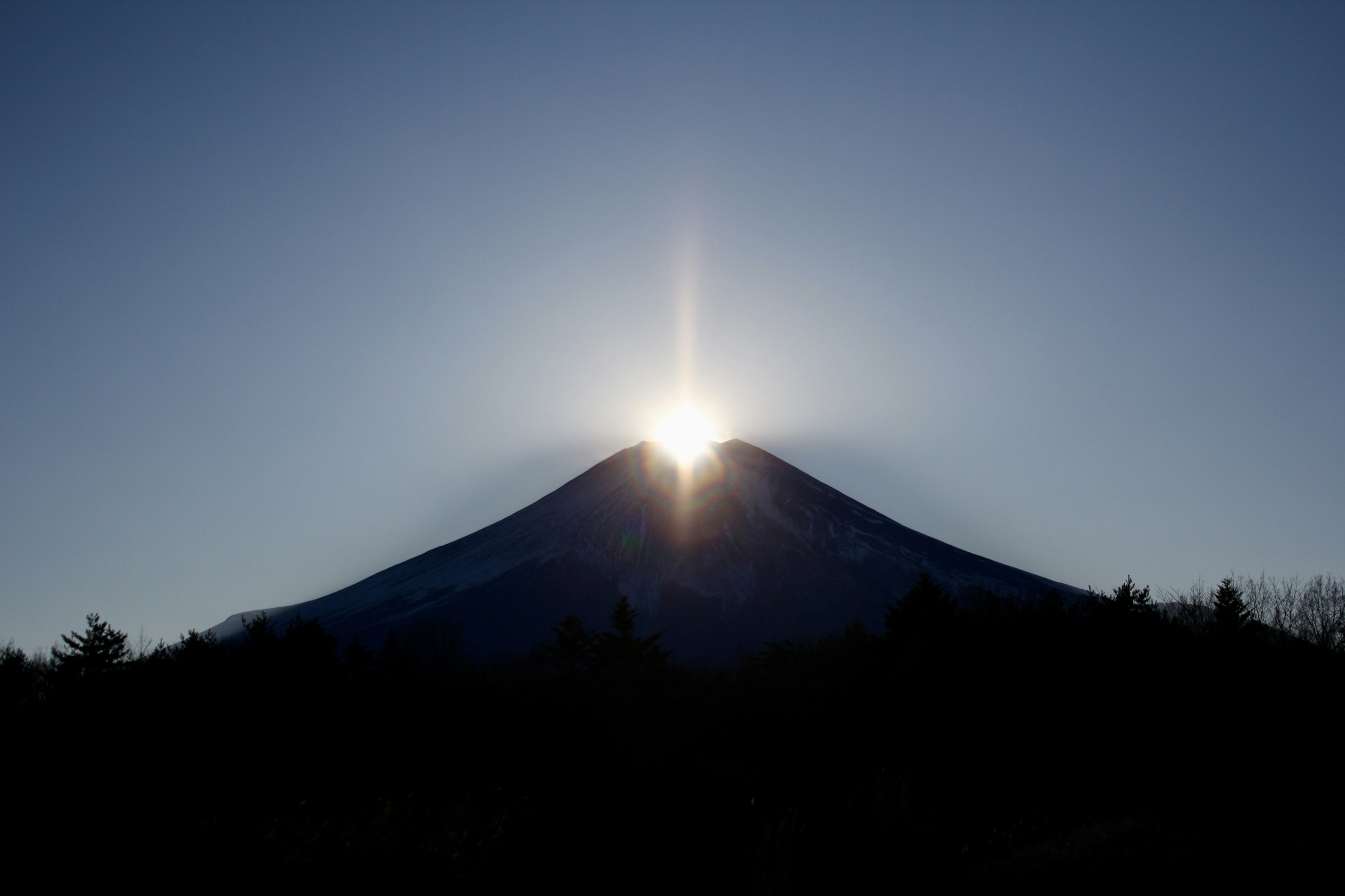 Sonnenlicht, das über den Gipfel des Fuji scheint