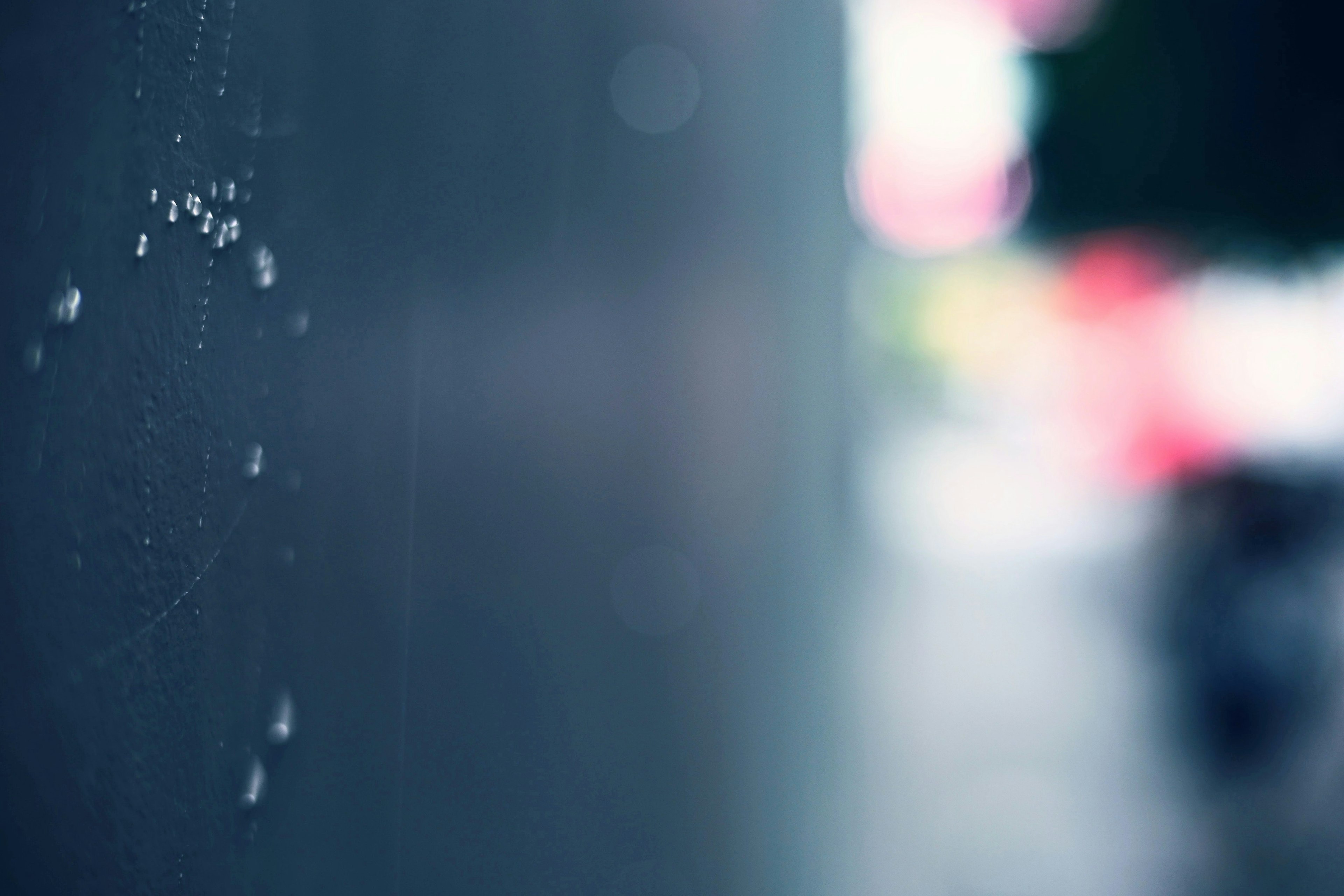 Fondo borroso con gotas de agua en una pared gris