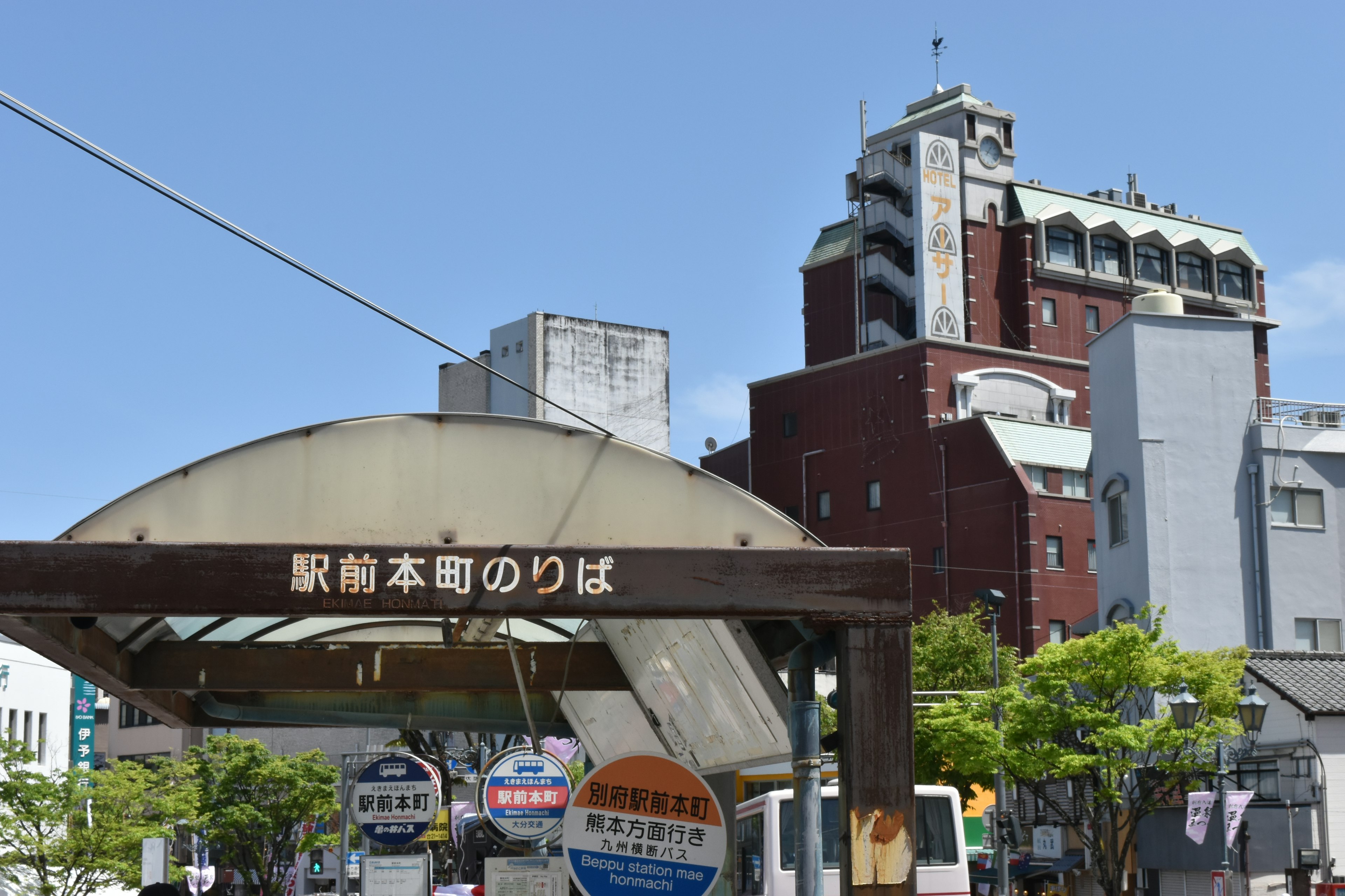 駅前の風景と高層ビルが見える