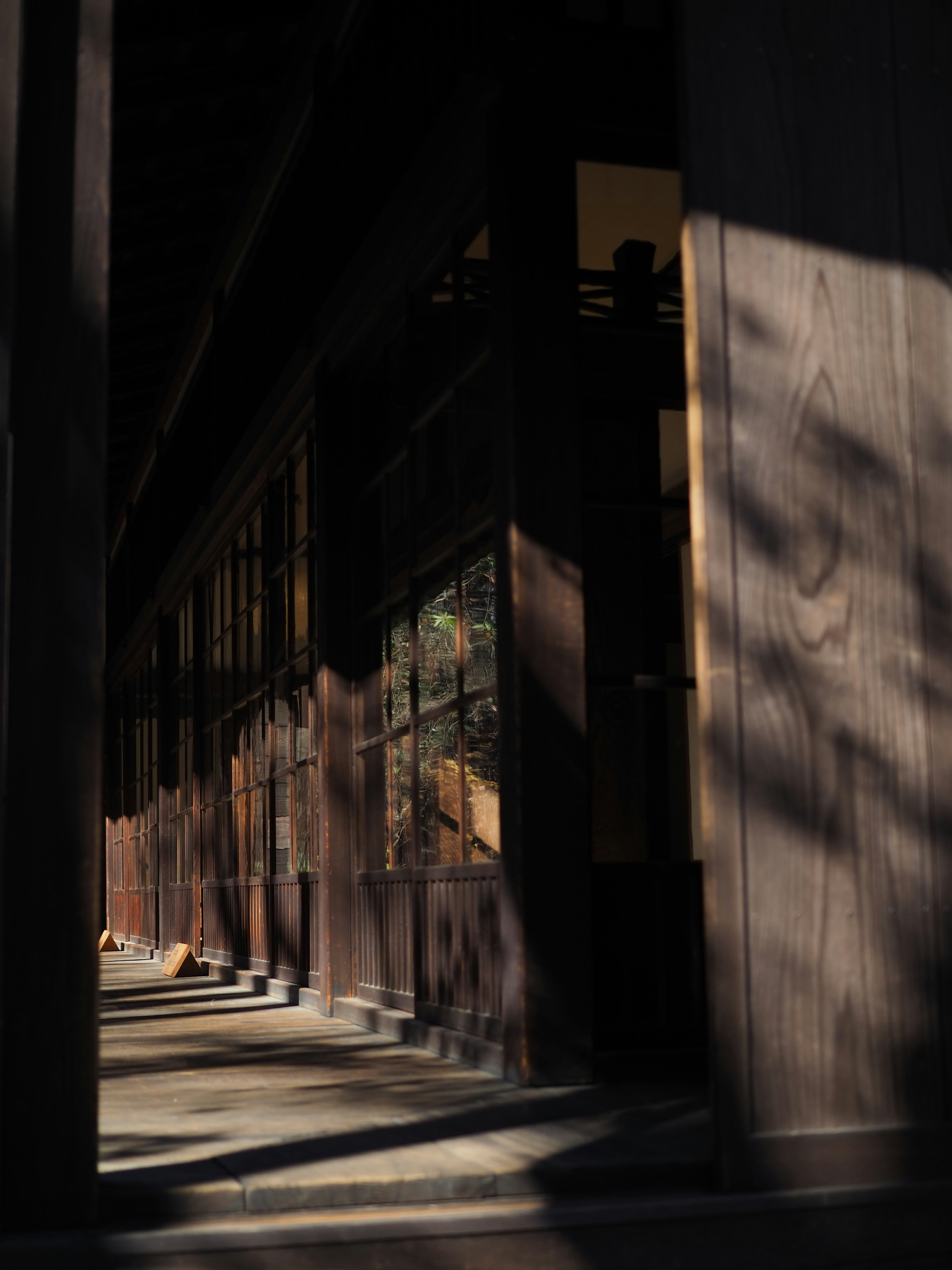 Pasillo de madera con sombras y luz