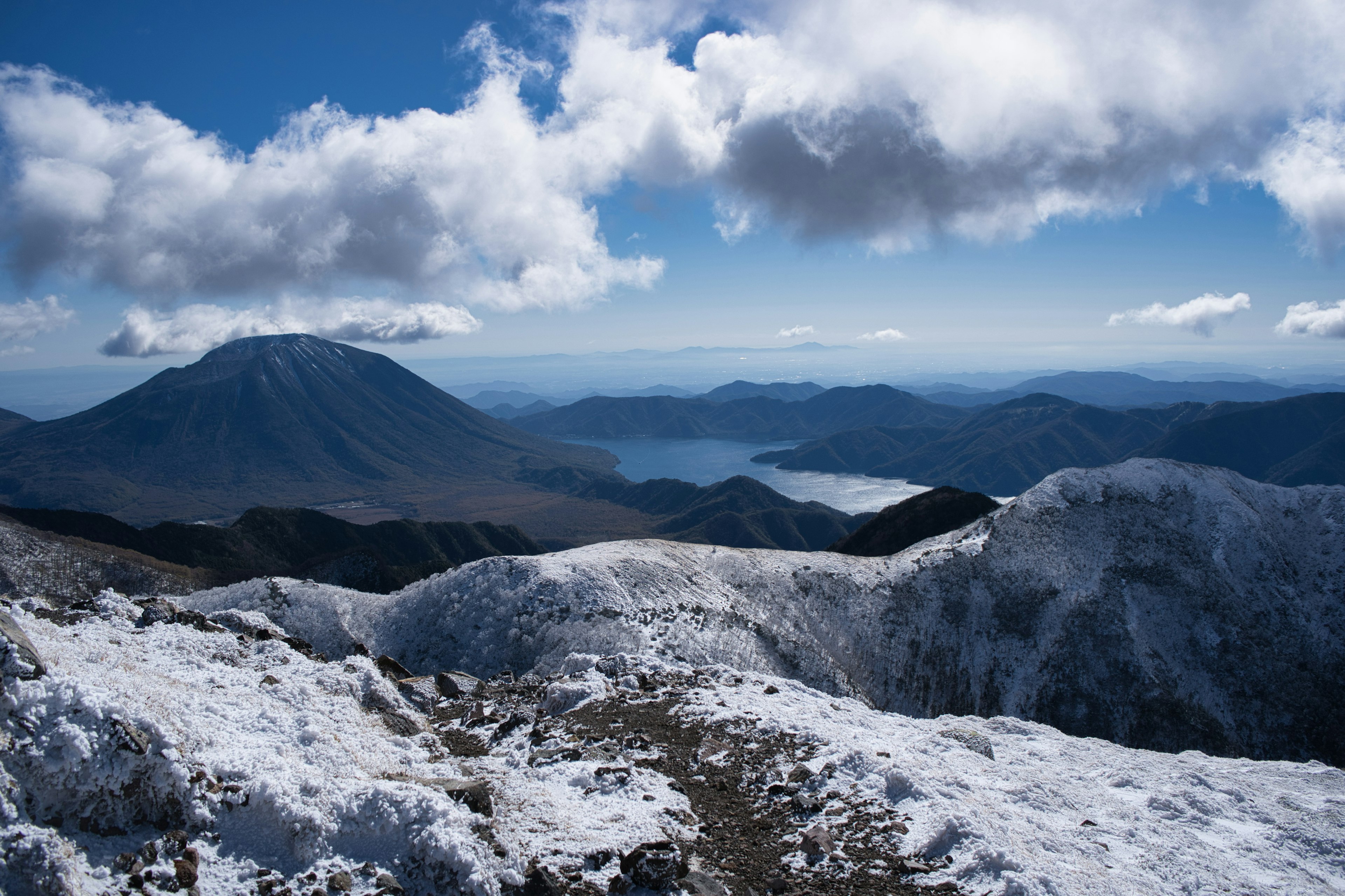 Montañas cubiertas de nieve con vista al cielo azul