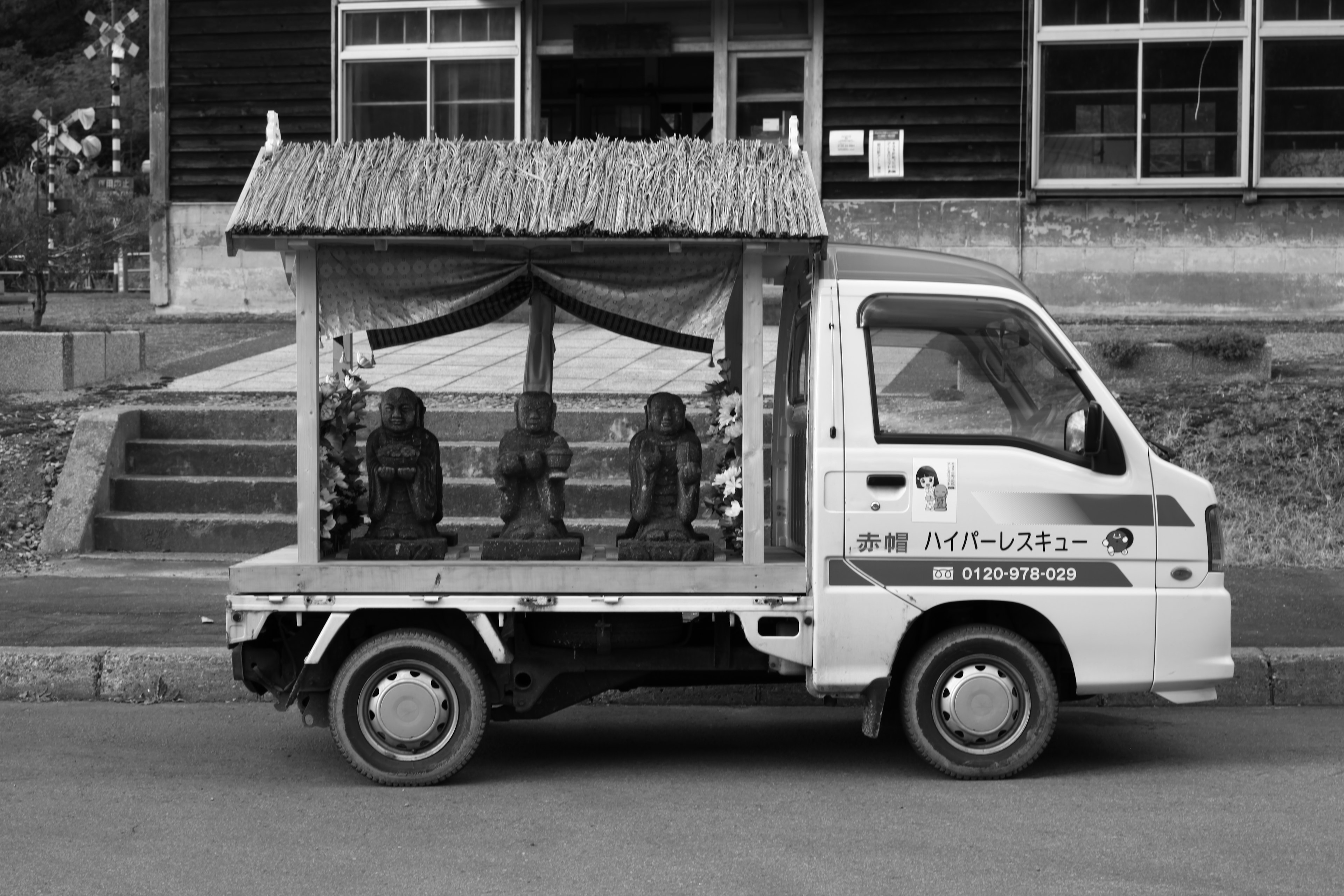 一輛有草屋頂的卡車展示雕像