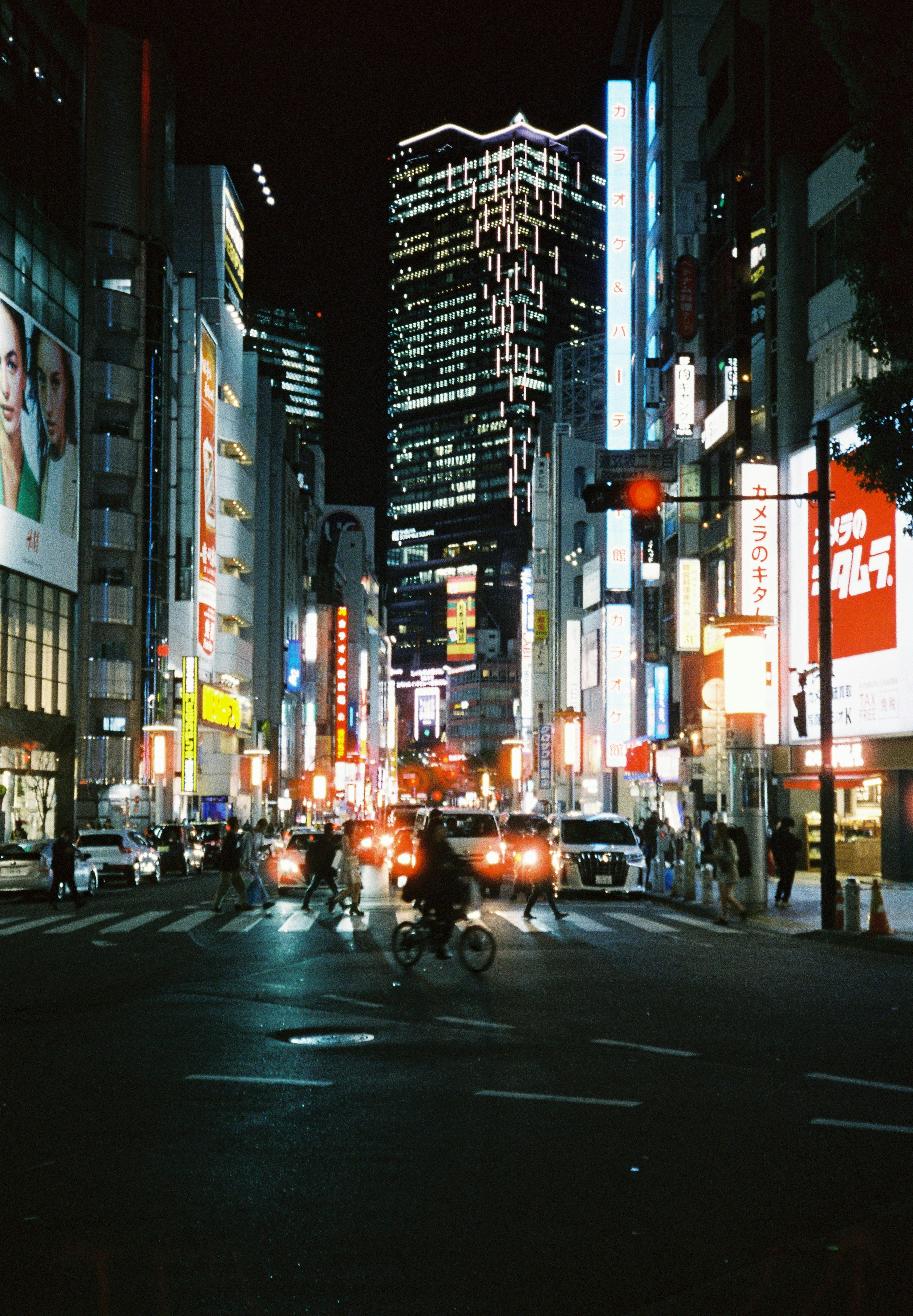 Paysage urbain nocturne avec des enseignes au néon et des gratte-ciels