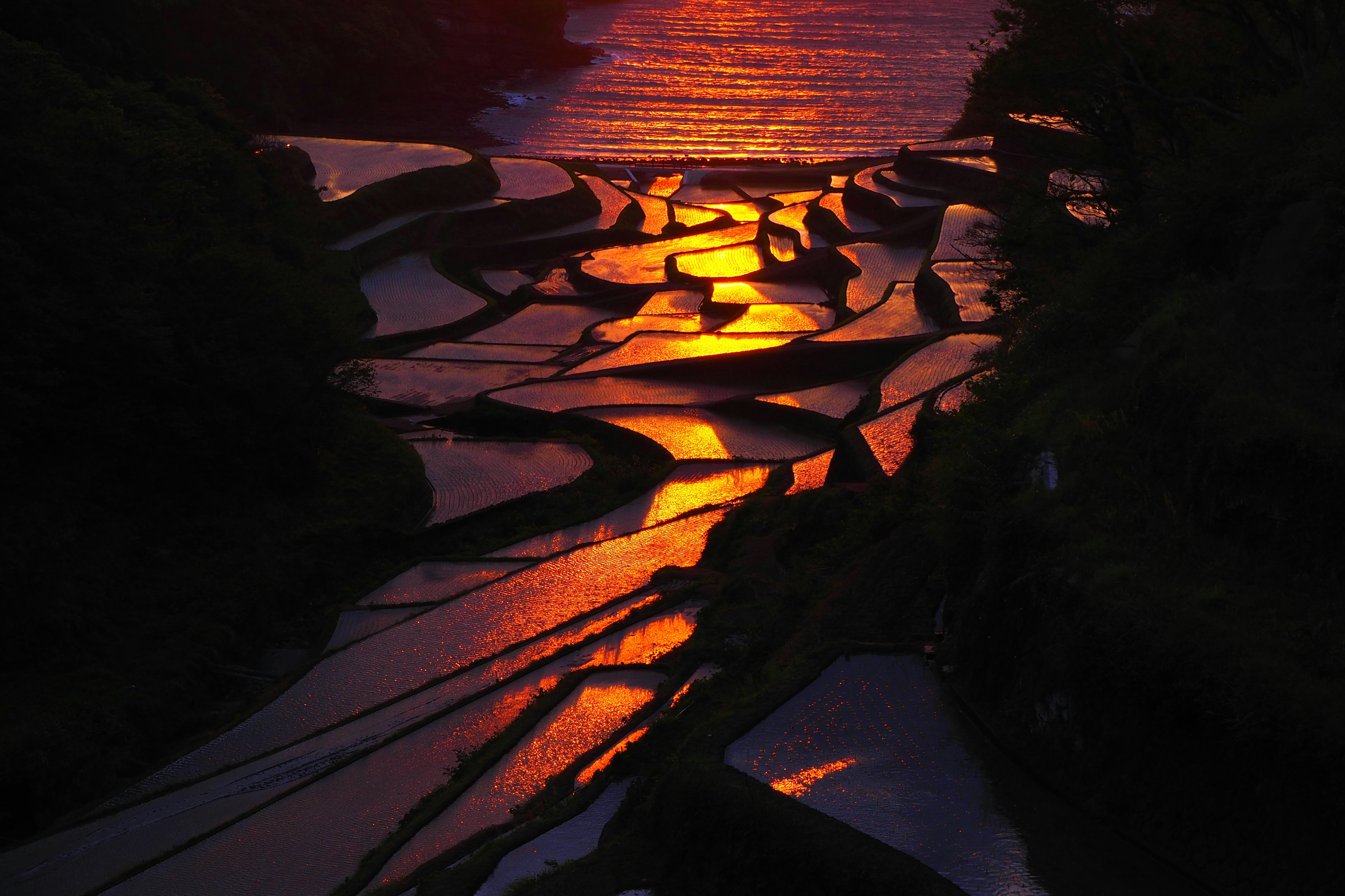 Paesaggio con un terreno unico e bellissimi riflessi del tramonto sull'acqua