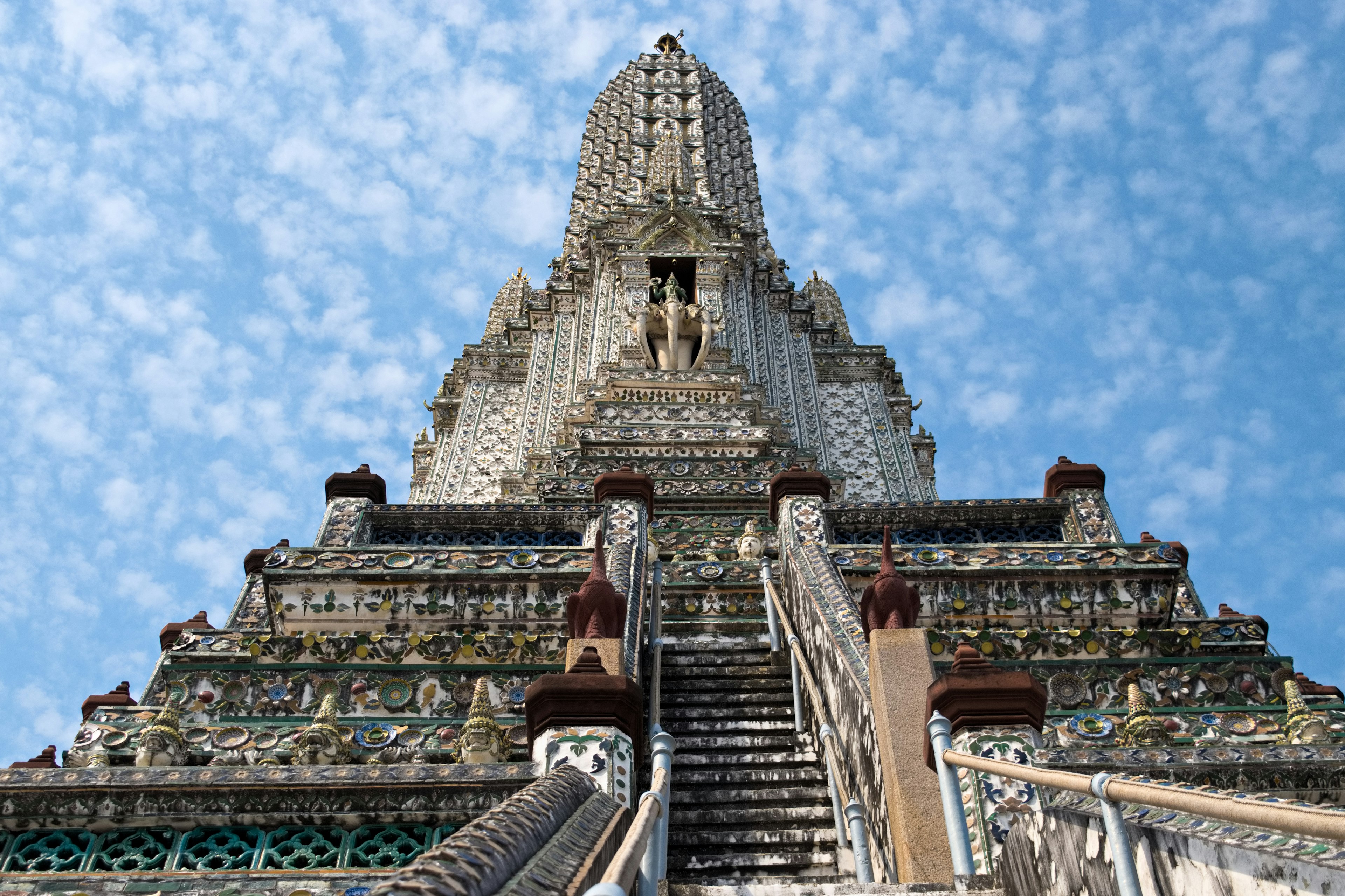 Der schöne Turm und die Treppen des Wat Arun in Bangkok