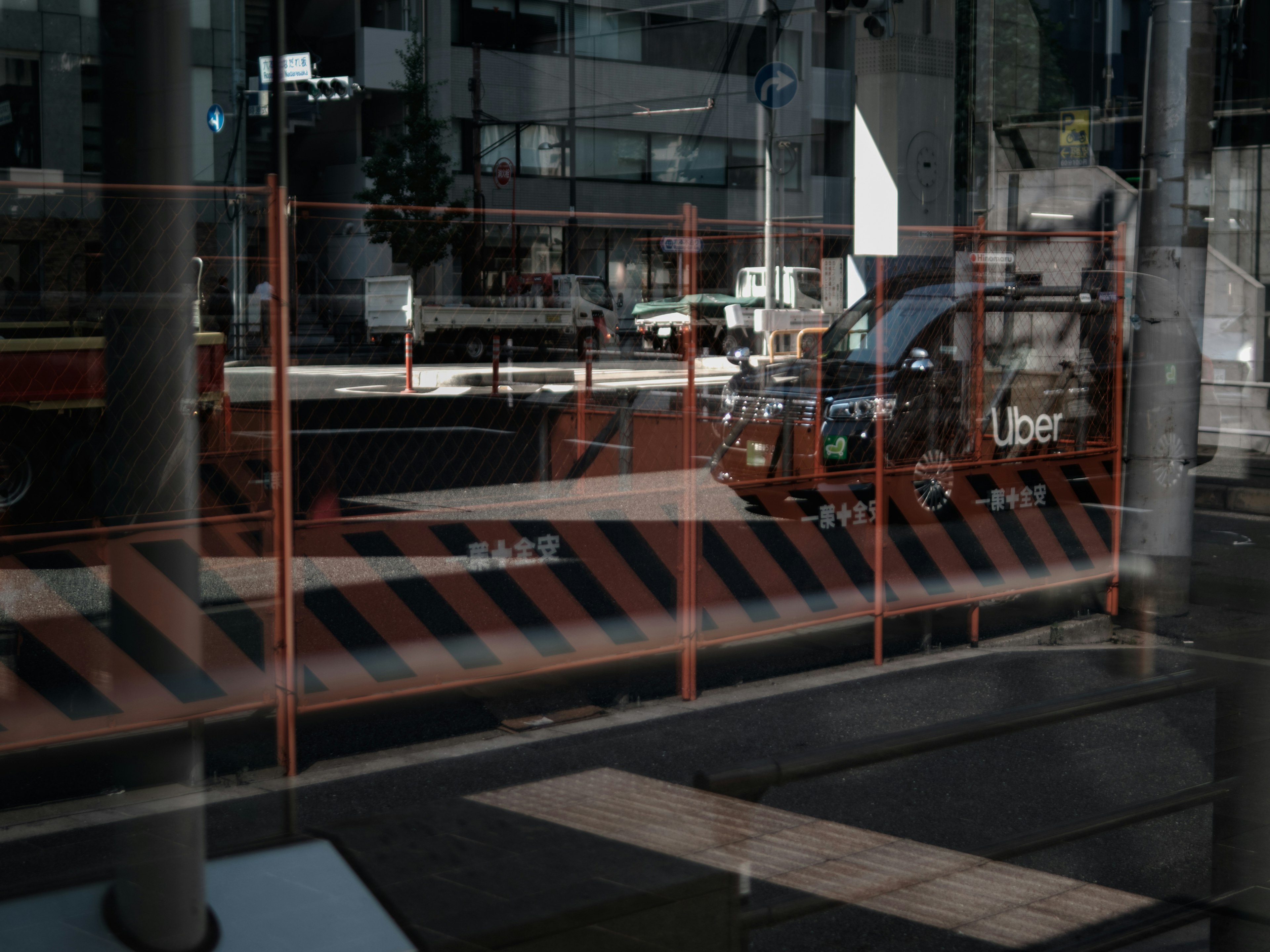 Bauplatz durch das Fenster sichtbar mit orangefarbener Sicherheitsbarriere