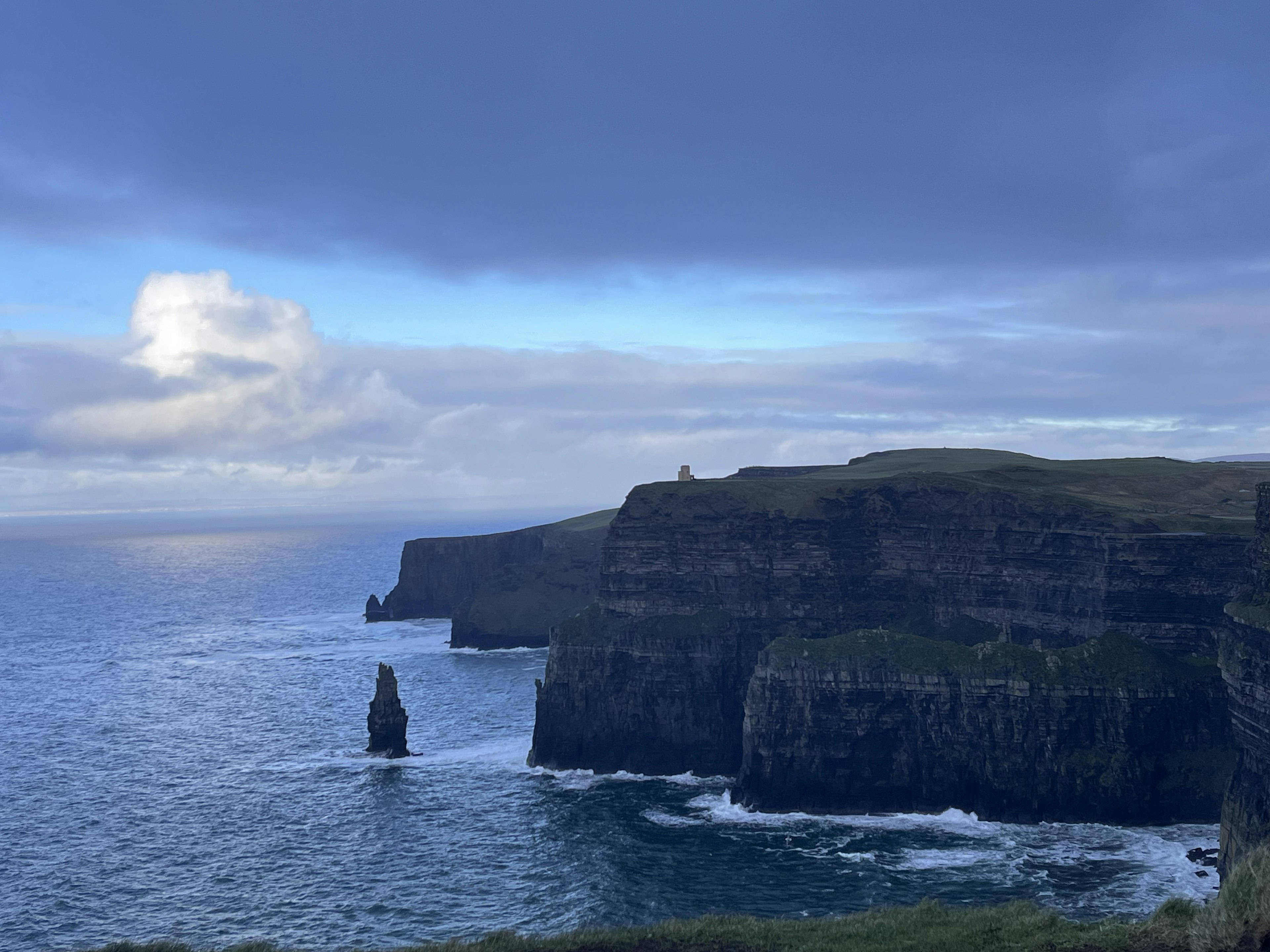 アイルランドのクリフ・オブ・モーアの壮大な景色青い海と雲のある空