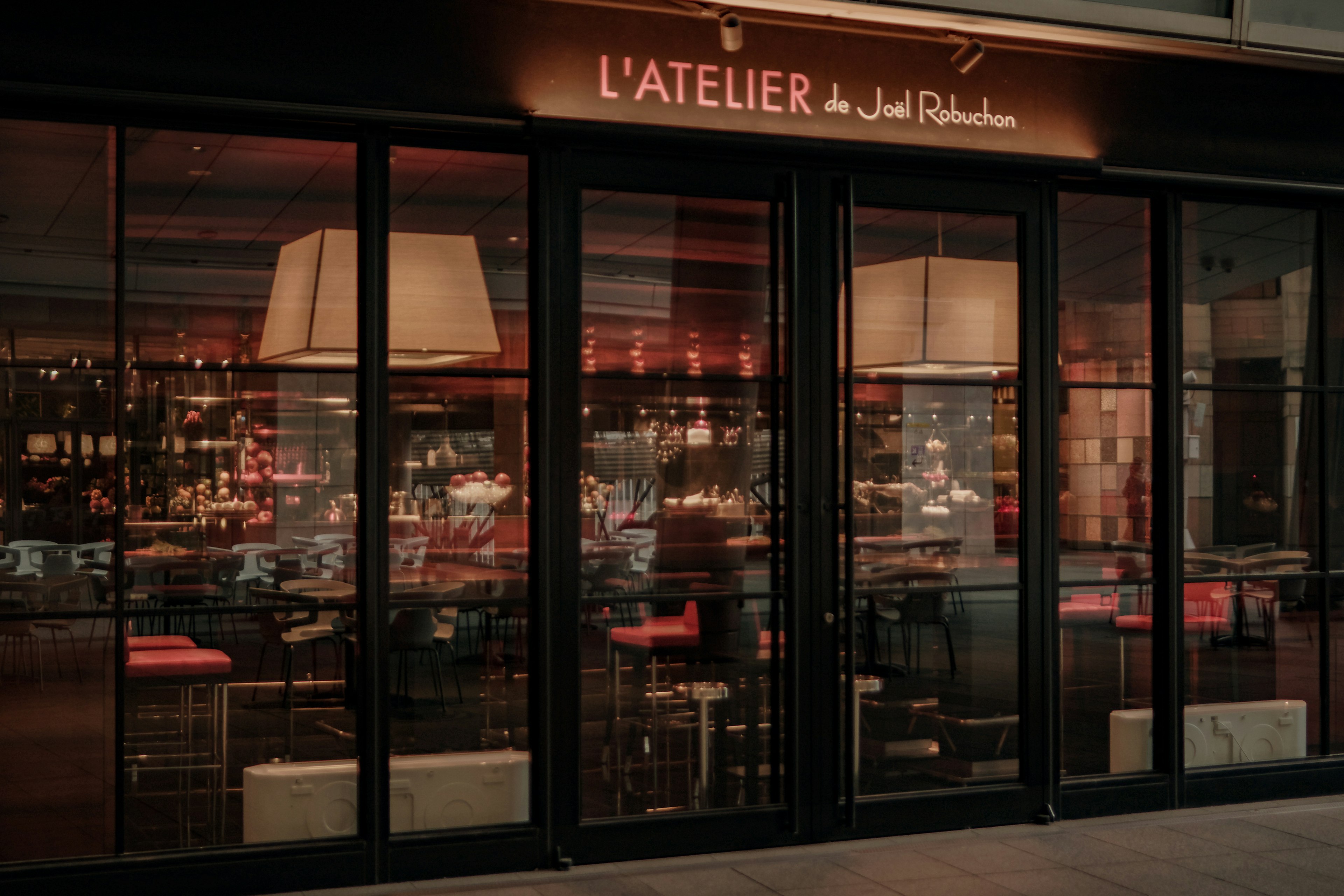 Exterior del restaurante L'Atelier con iluminación elegante