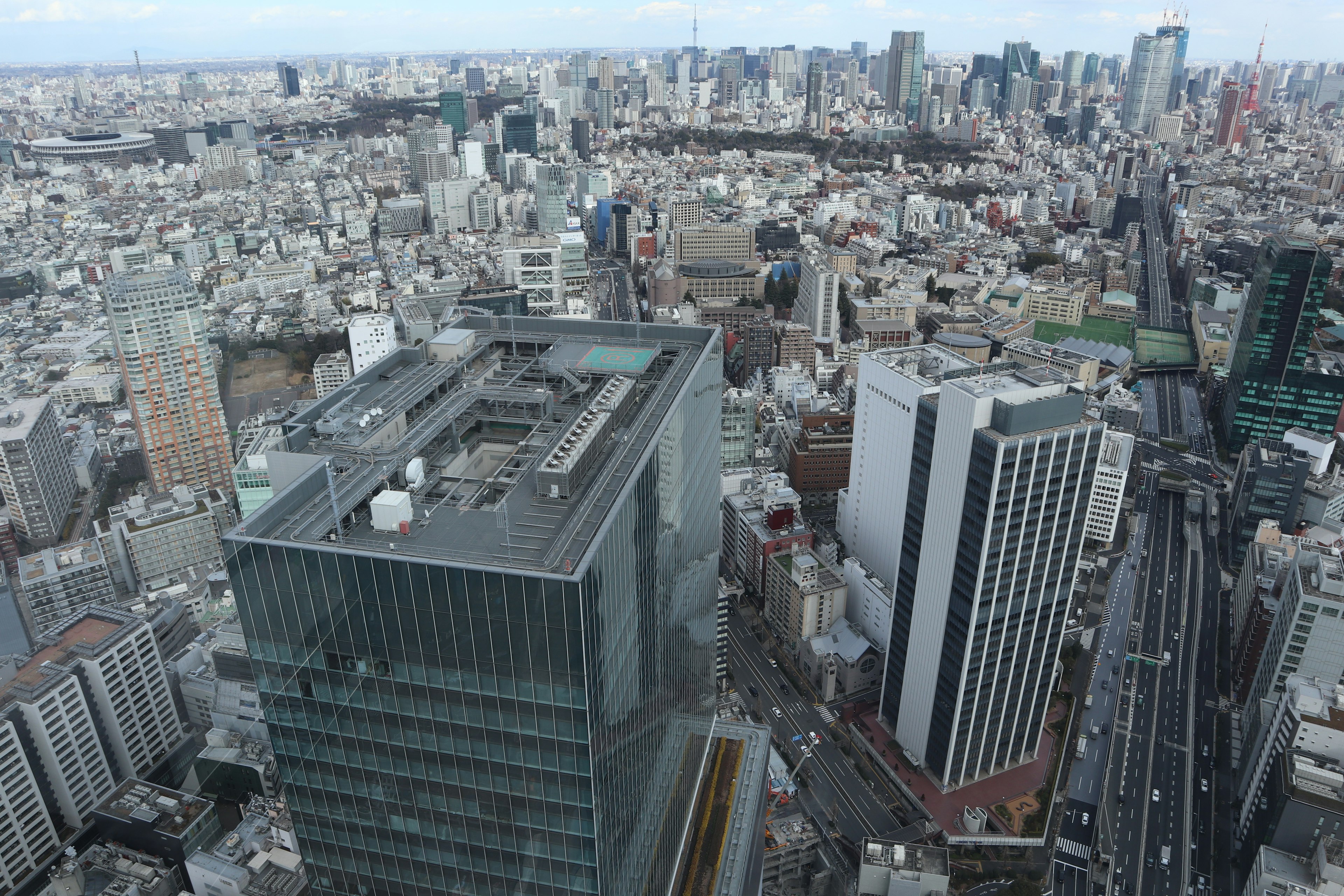 Luftaufnahme der Skyline von Tokio mit hohen Gebäuden und Stadtlandschaft