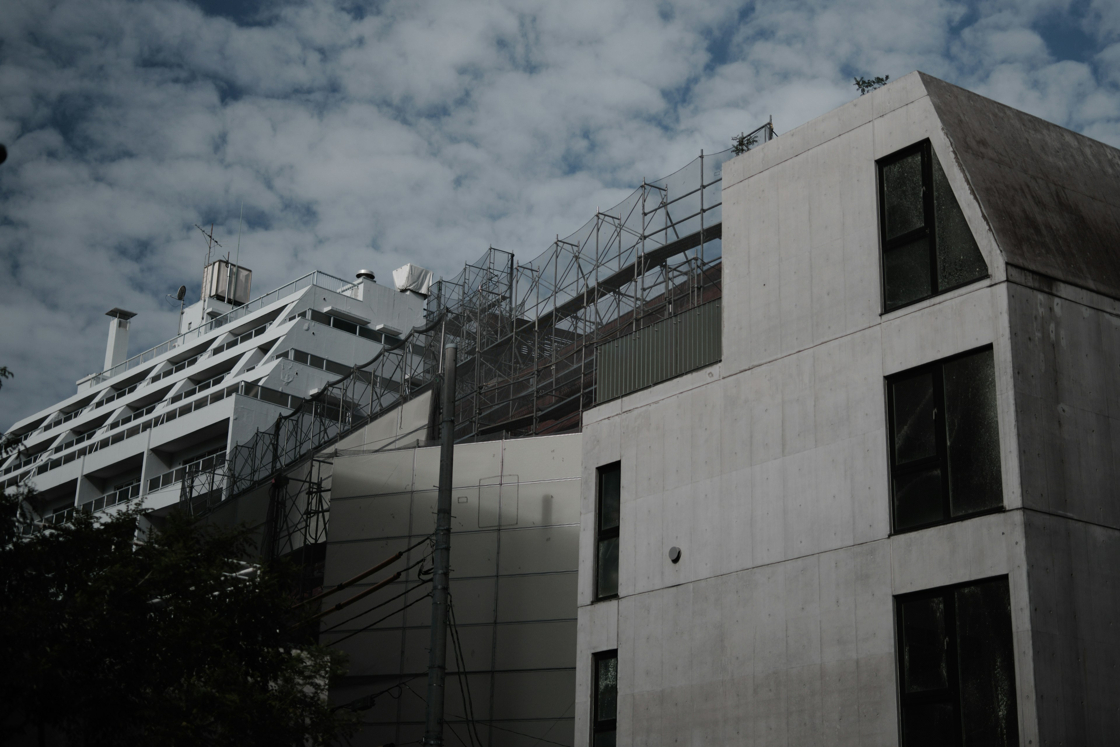 現代的な建物の外観と雲のある空