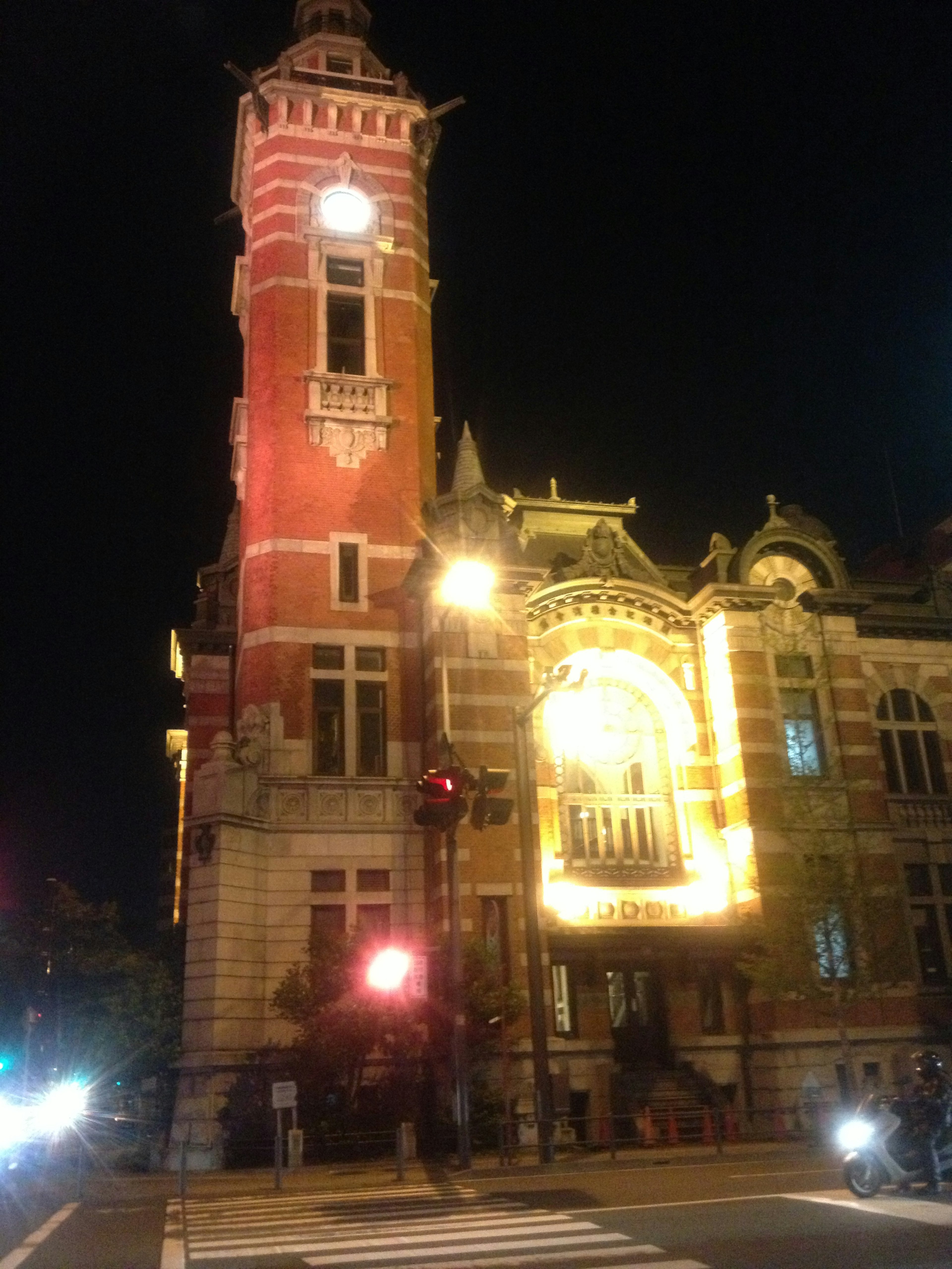 Hermosa fachada de la estación de Tokio de noche con torre del reloj