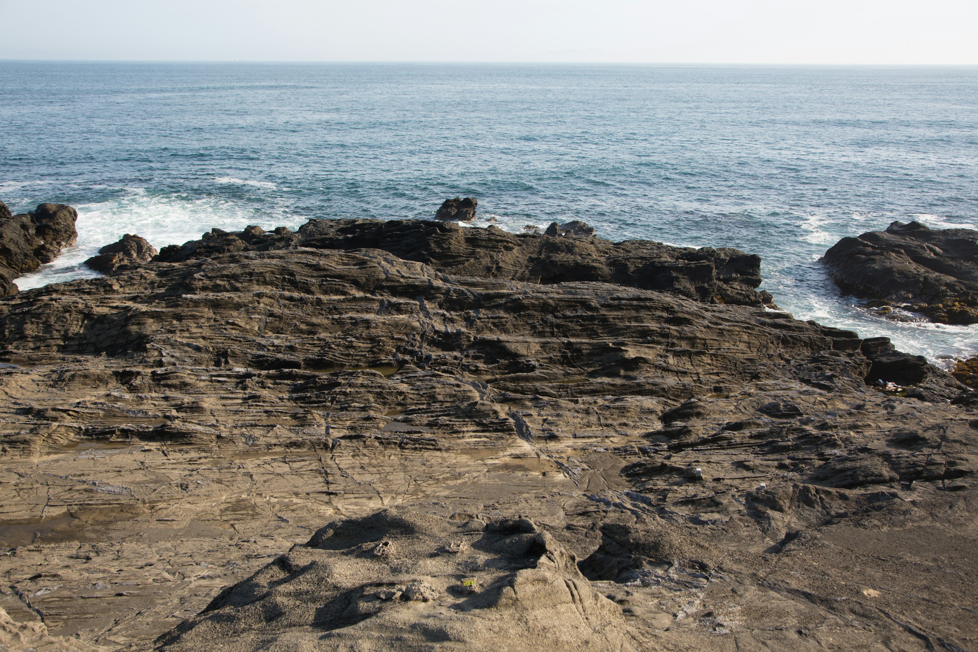 岩石海岸和波浪拍打海岸的景观