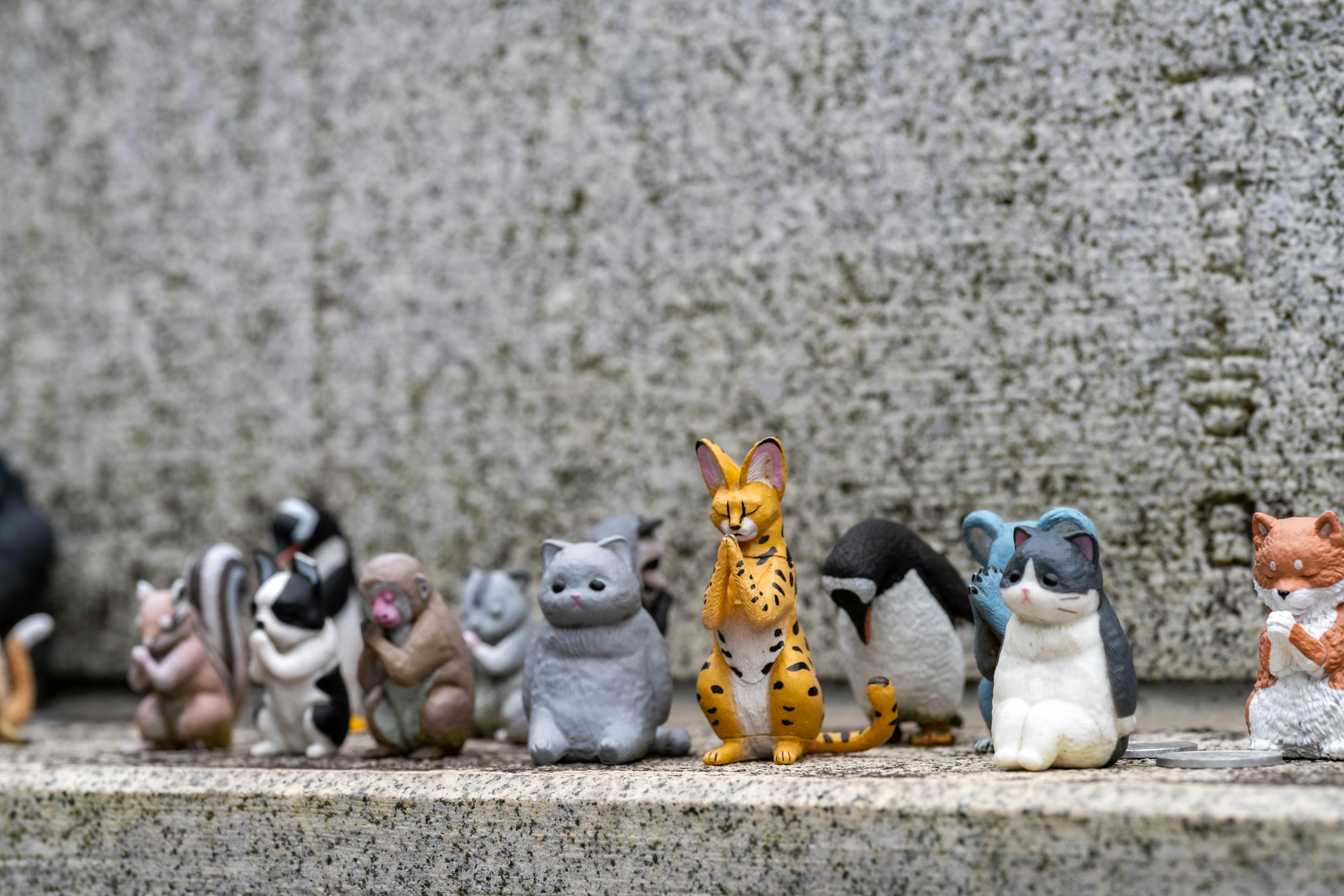 Una collezione di piccole figurine di animali disposte in fila