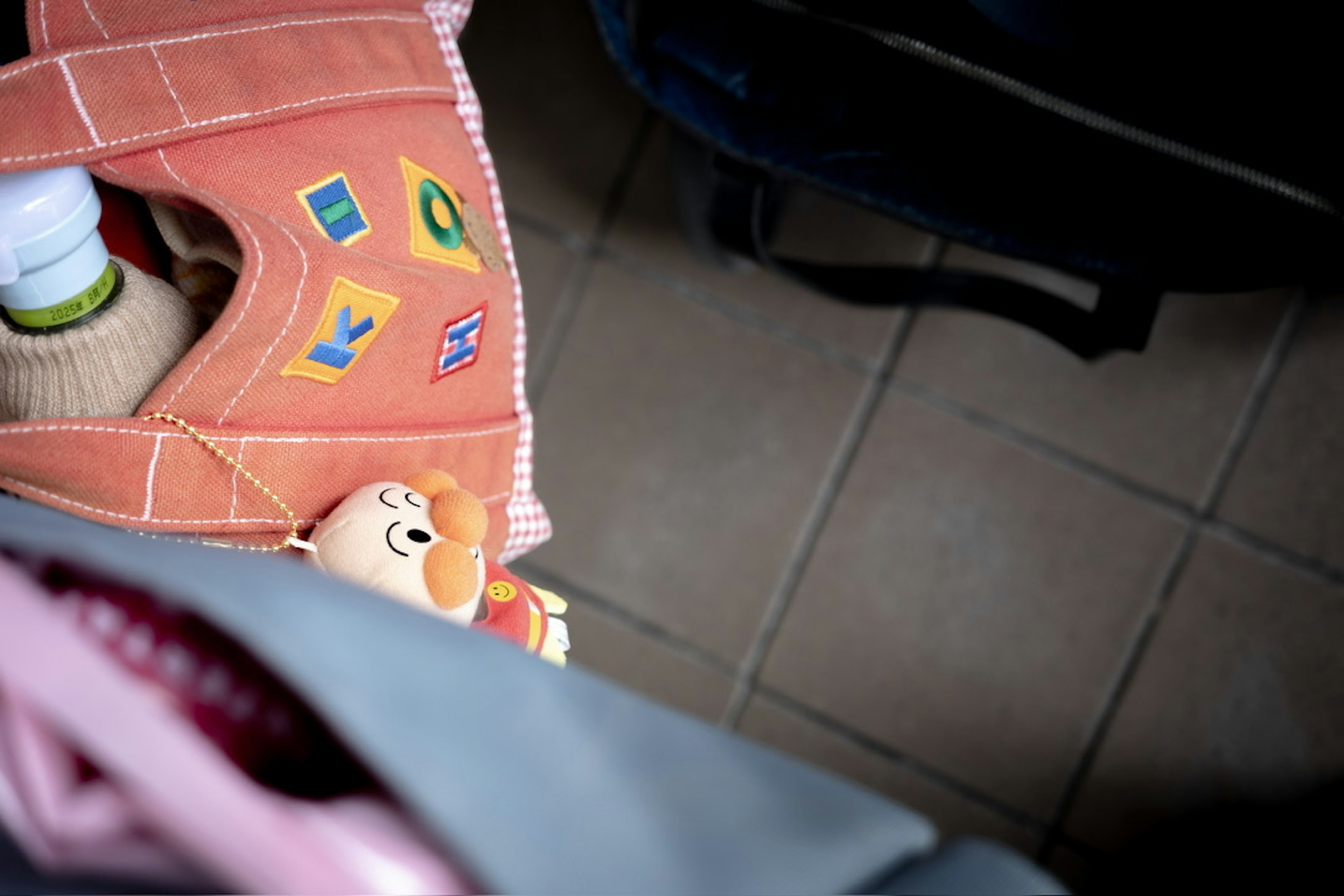 Bunte Tasche mit Patches und einem hervorstehenden Spielzeug