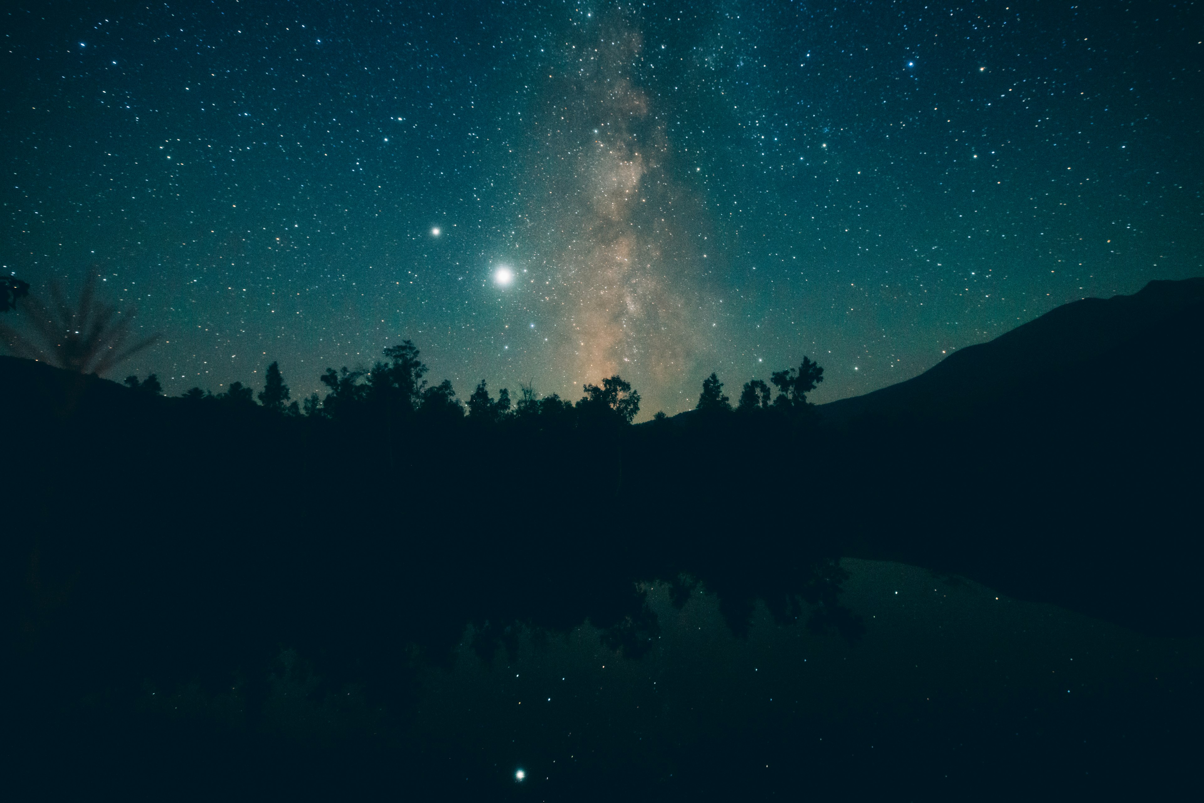 星空と銀河の美しい景色が映る夜の風景