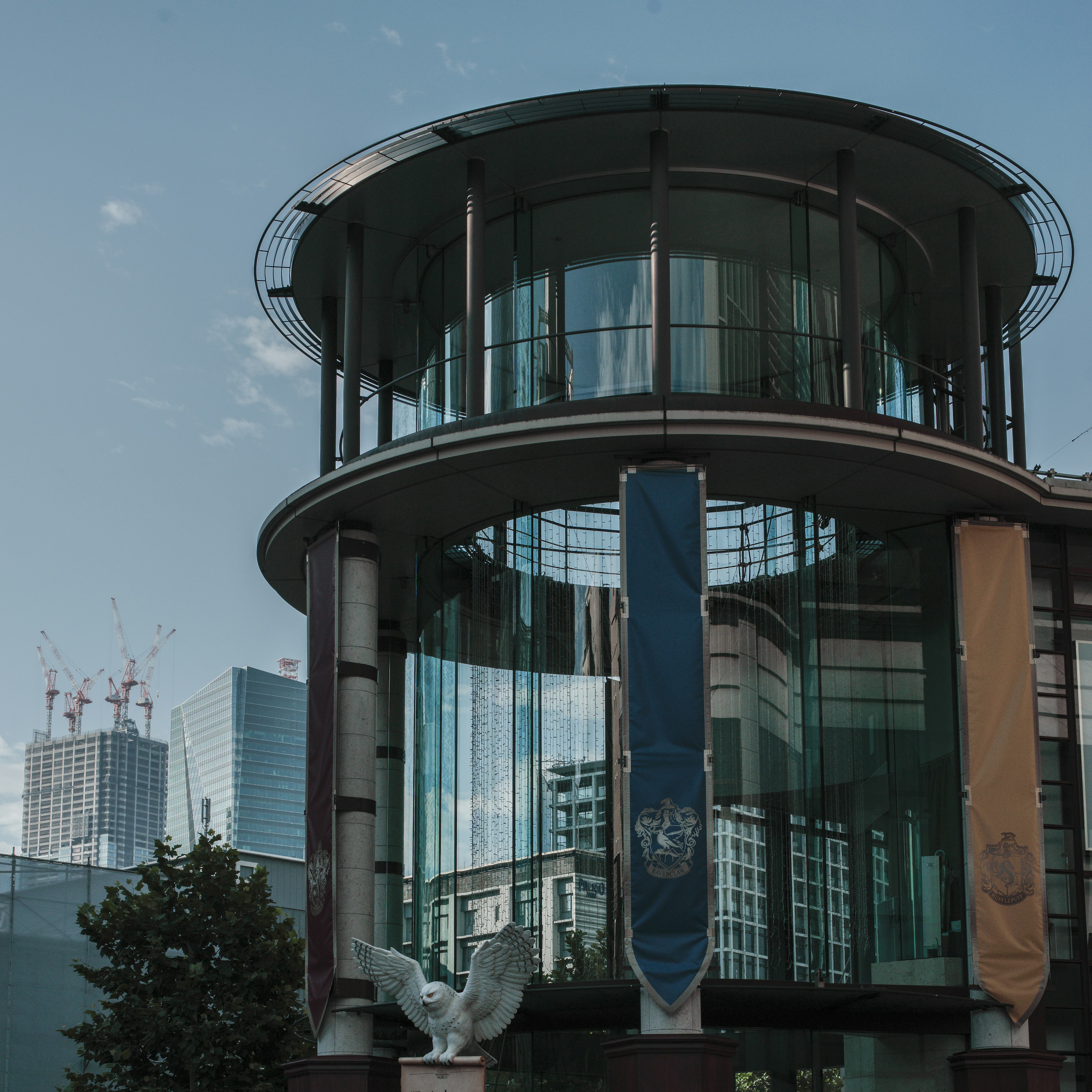 Edificio moderno con fachada de vidrio y banderas prominentes