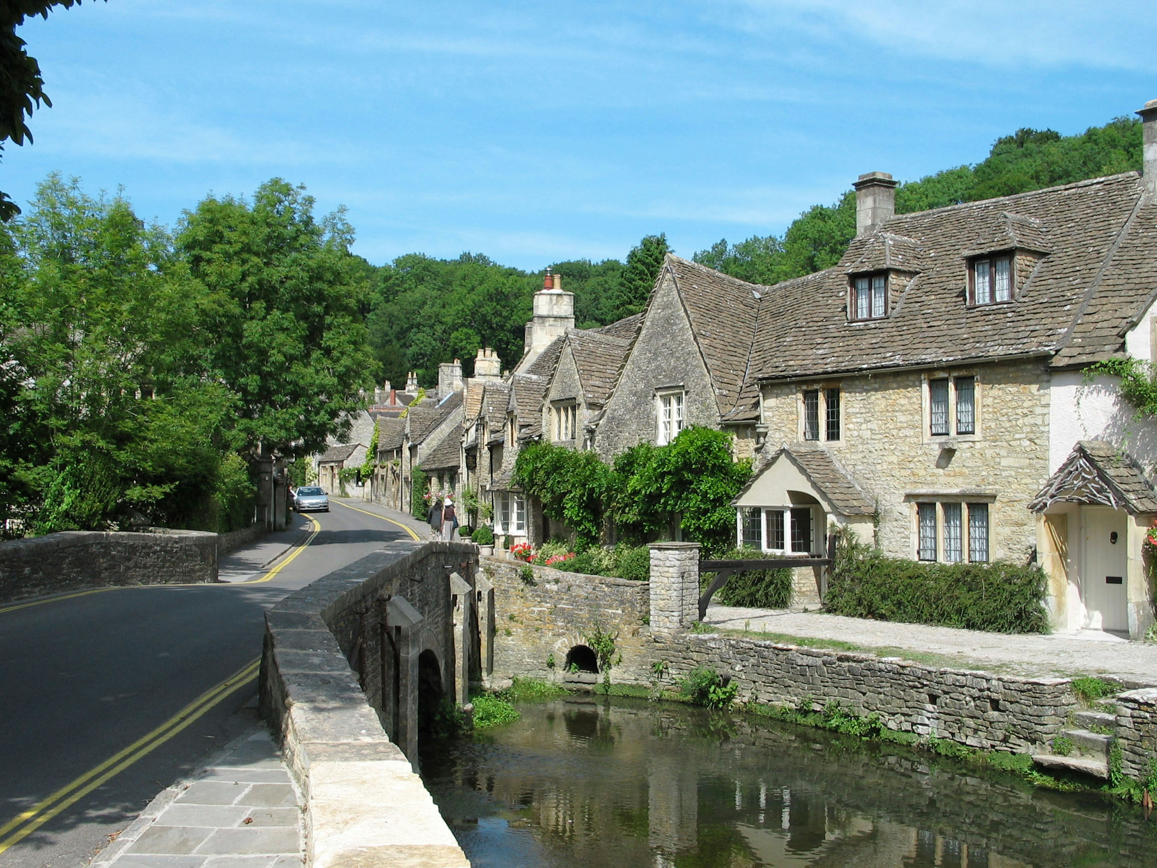 Scène champêtre charmante avec des cottages en pierre le long d'une rivière tranquille