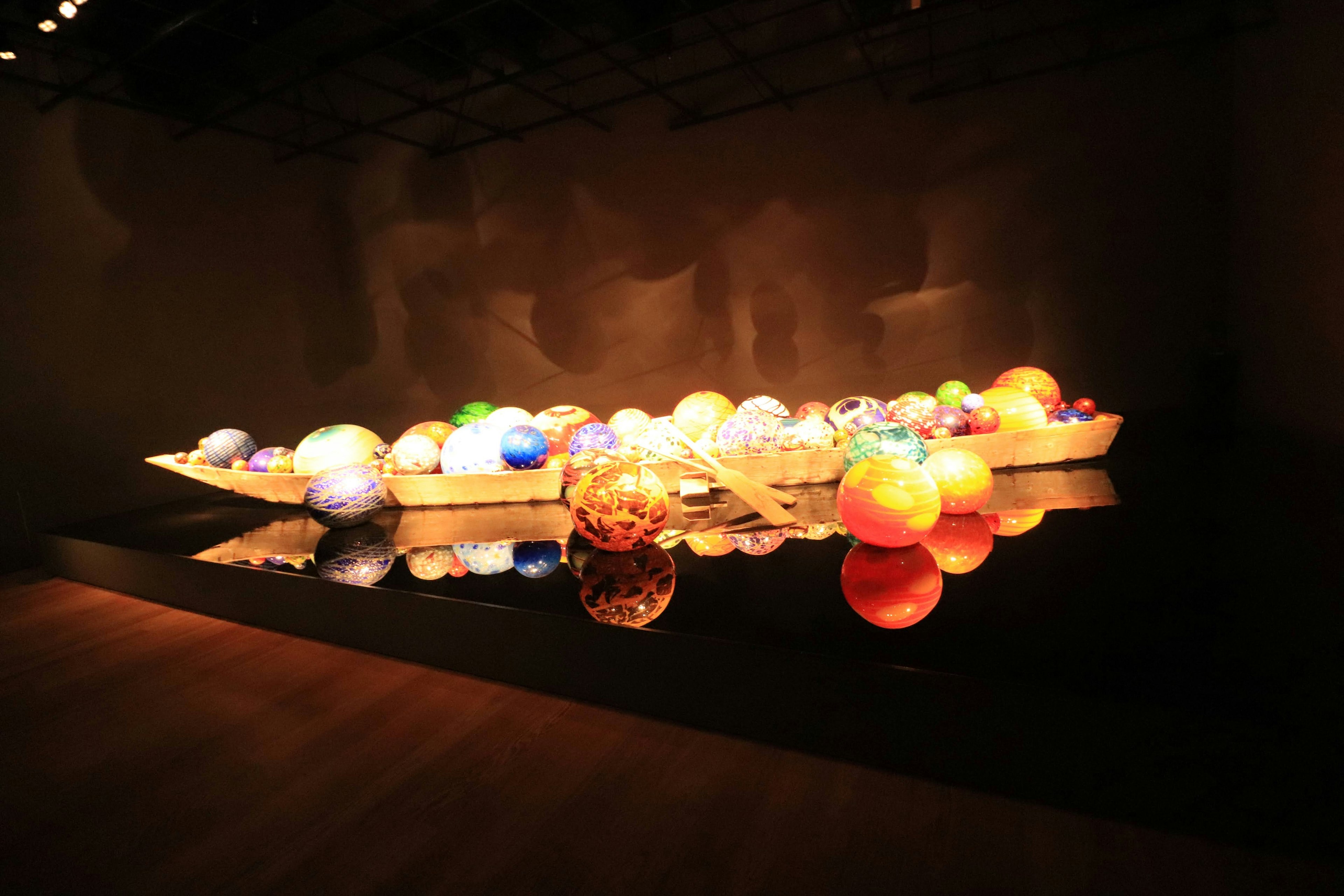 Sphères en verre colorées disposées dans une installation artistique