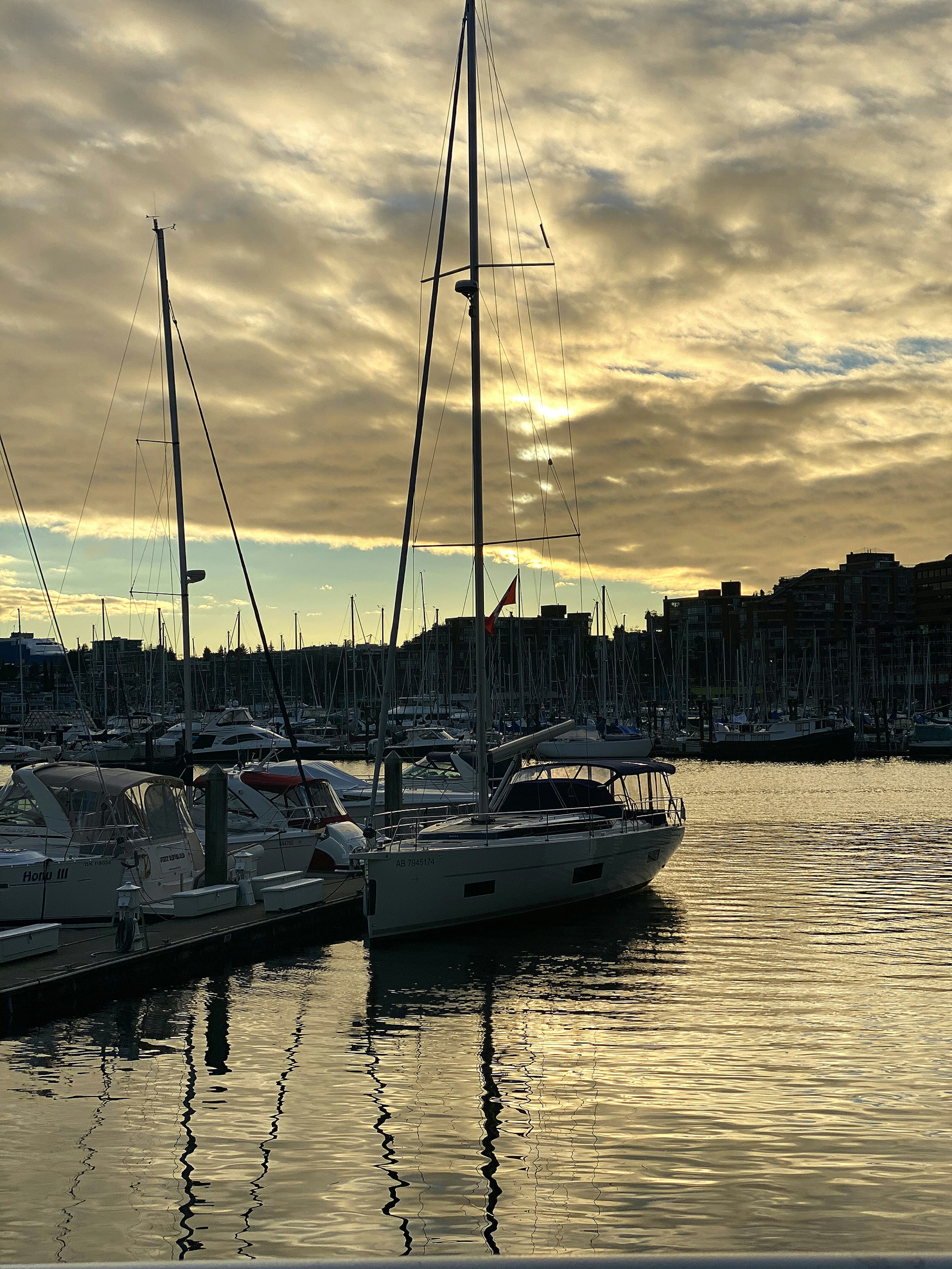 Yachten im ruhigen Hafen unter einem schönen Sonnenuntergang