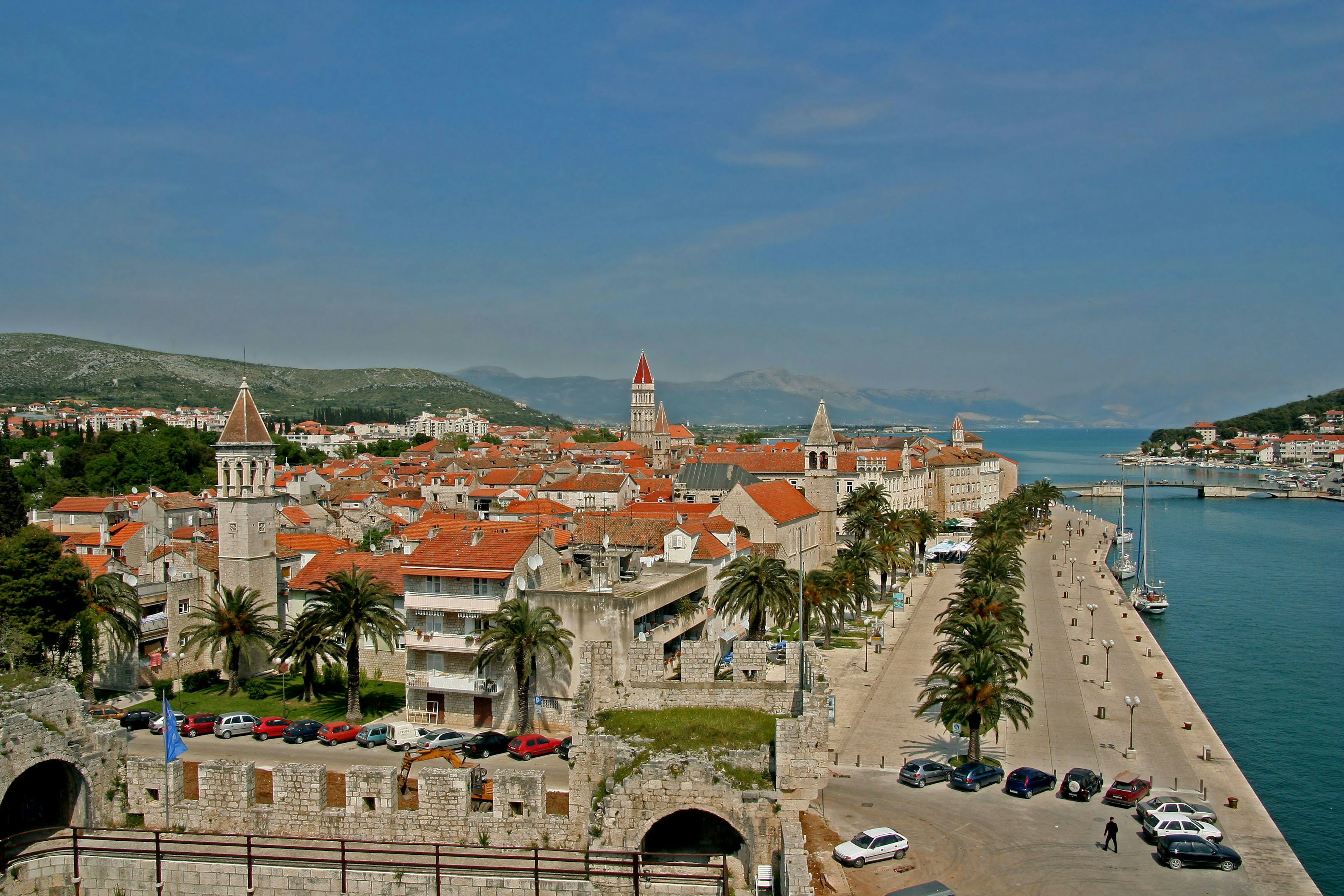 Panoramablick auf Trogir mit roten Dächern und historischen Türmen