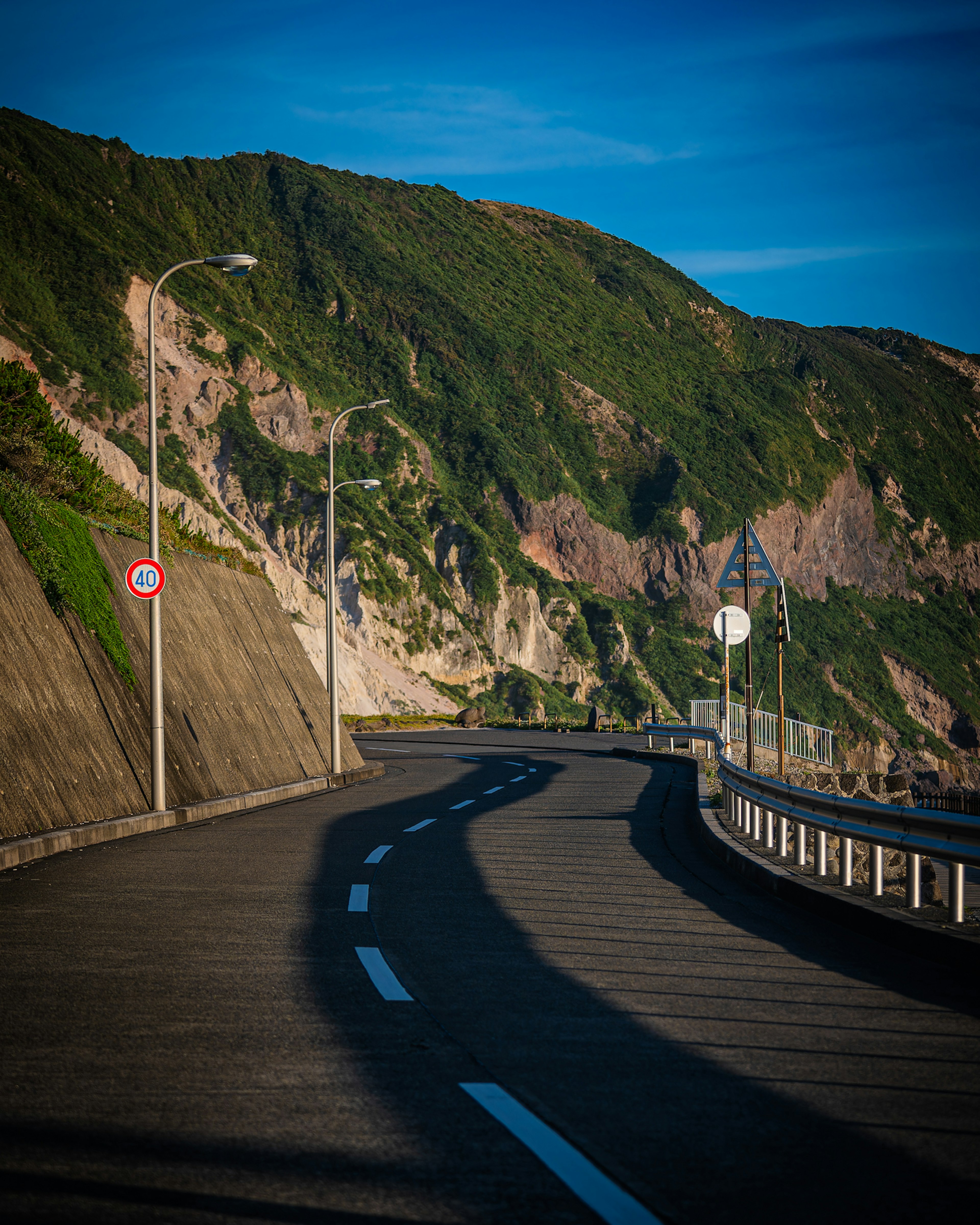 曲がりくねった道路と山の風景が美しい風景