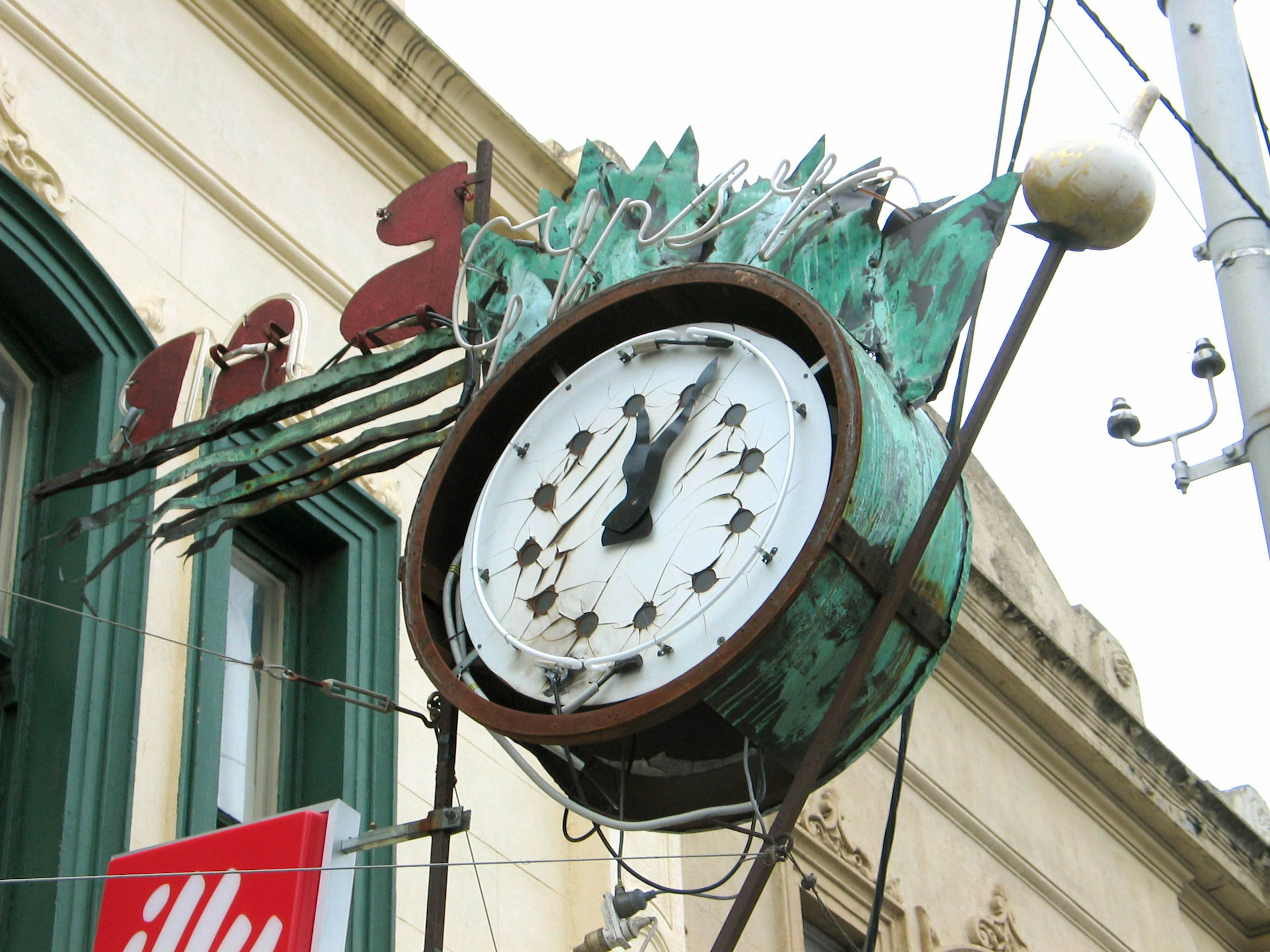 Horloge vintage avec des éléments décoratifs verts