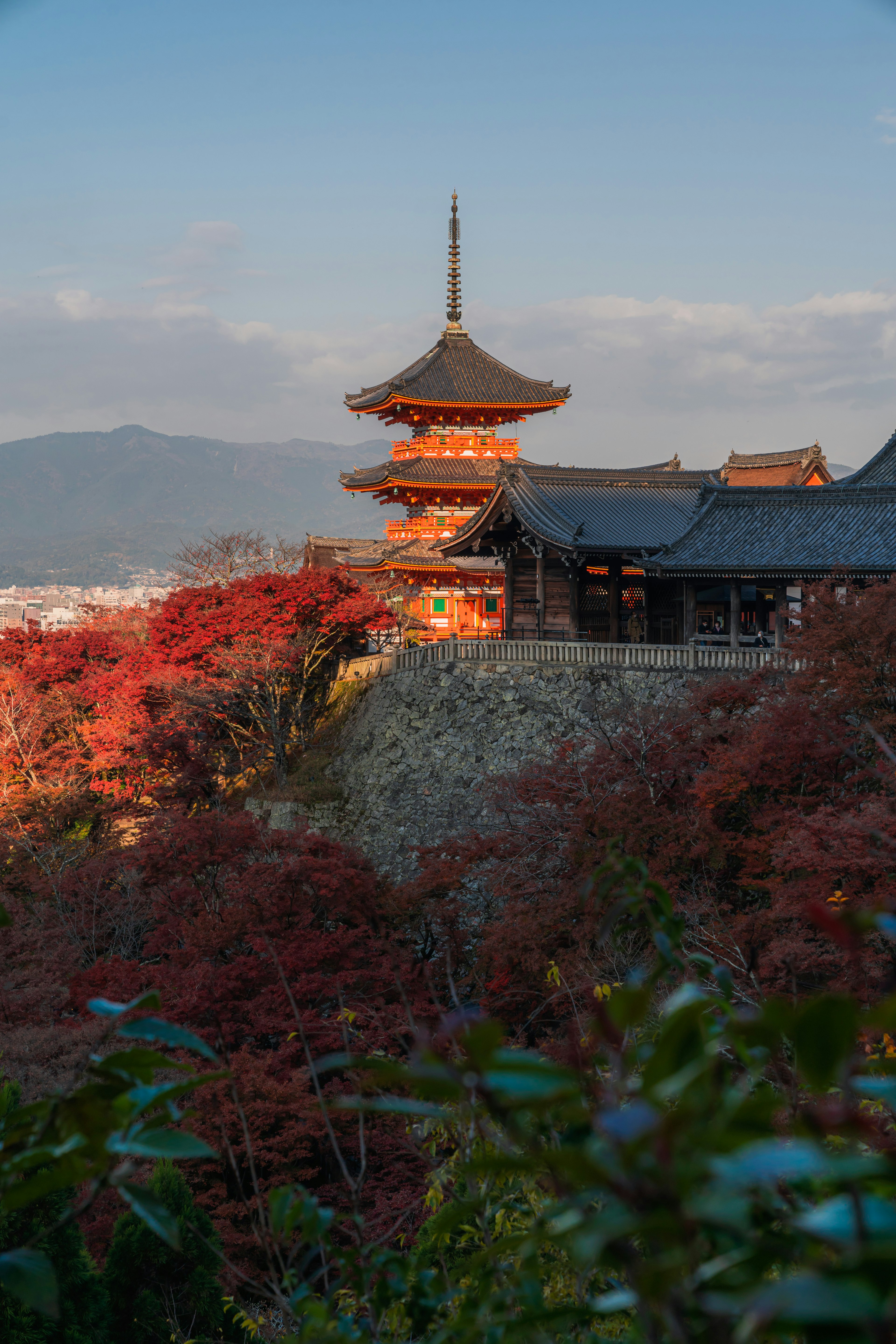 Pemandangan indah Kiyomizu-dera dikelilingi daun musim gugur yang cerah