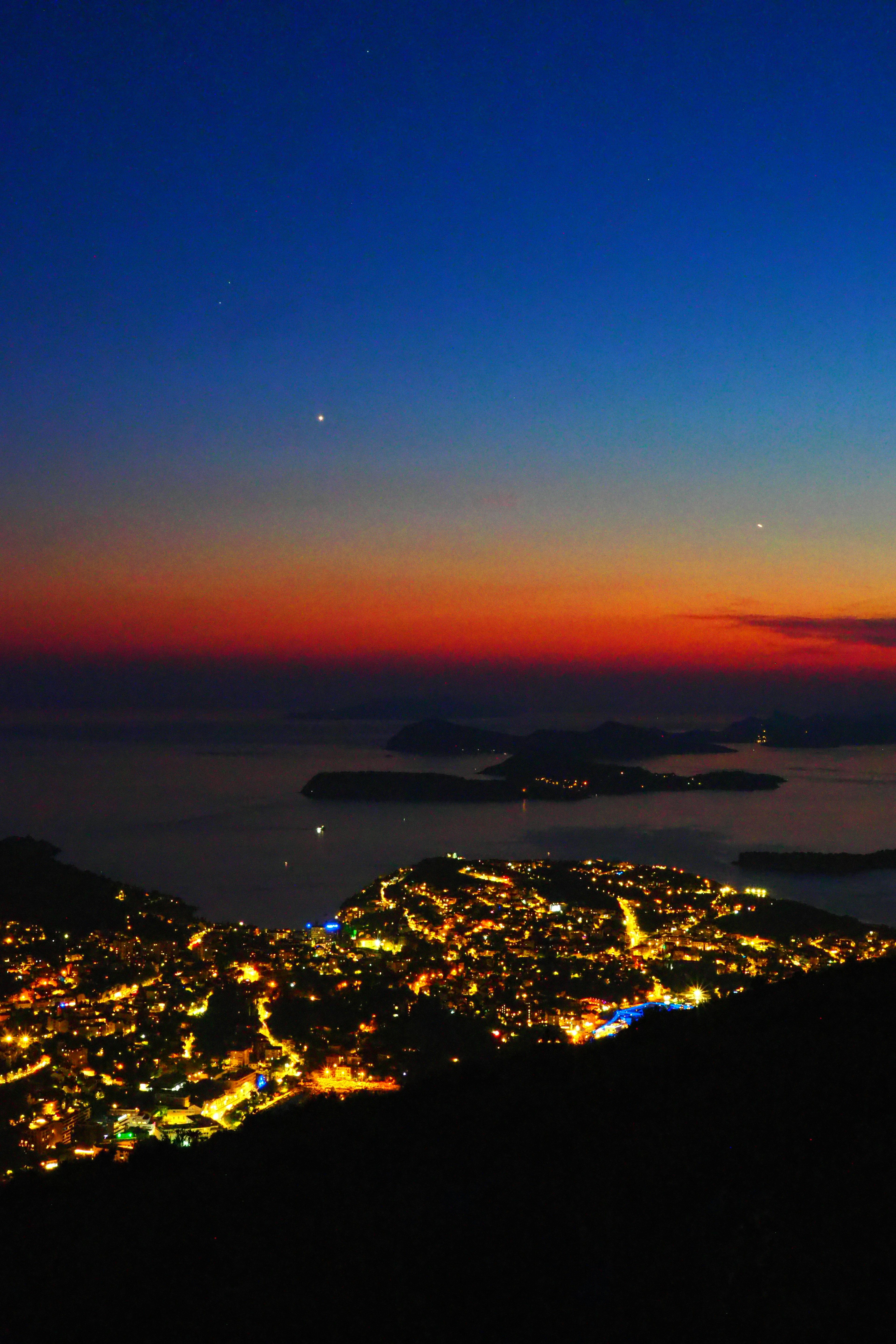 Ville côtière magnifique de nuit avec un ciel de coucher de soleil en dégradé