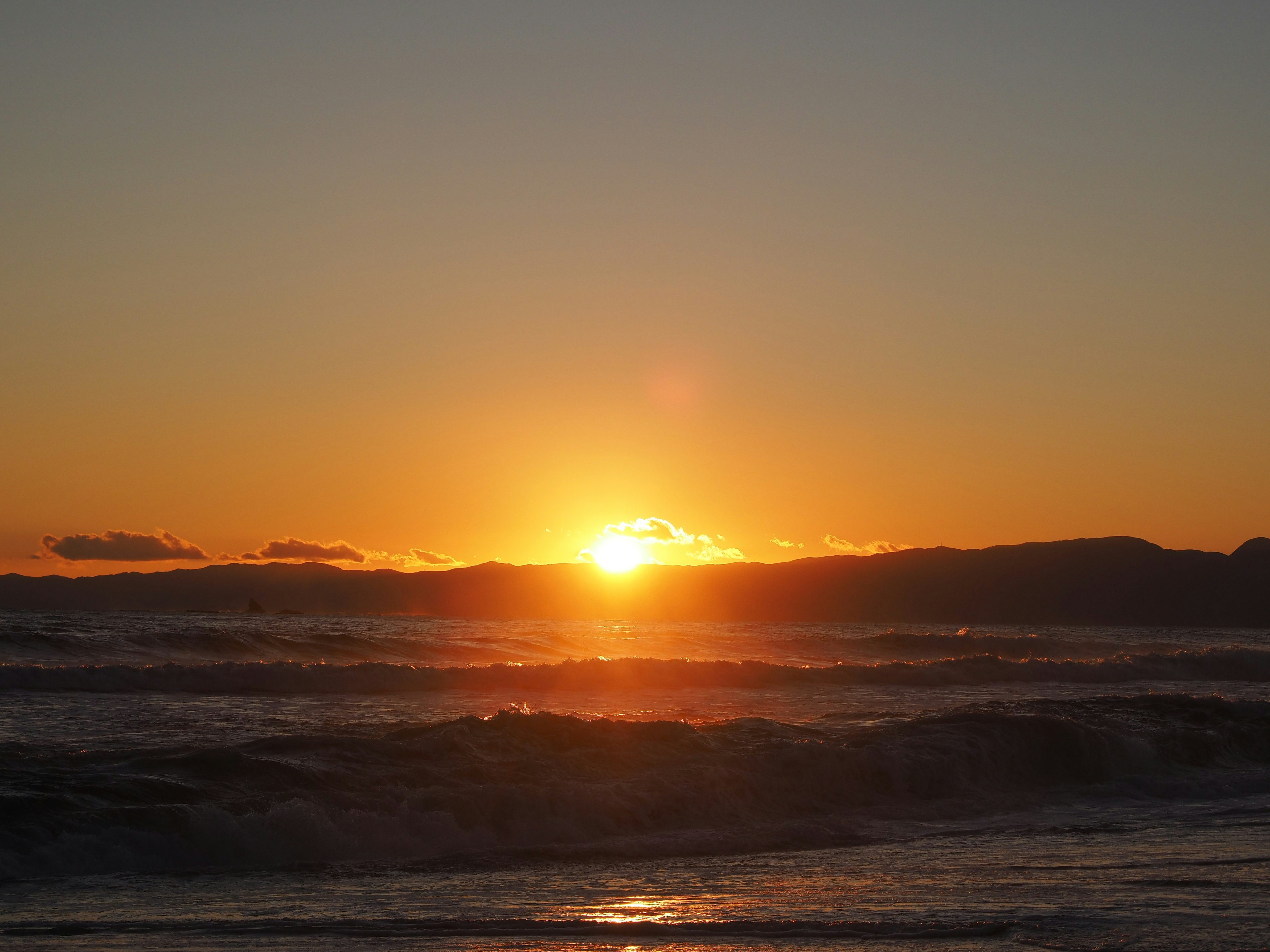 Hermoso atardecer sobre el horizonte oceánico