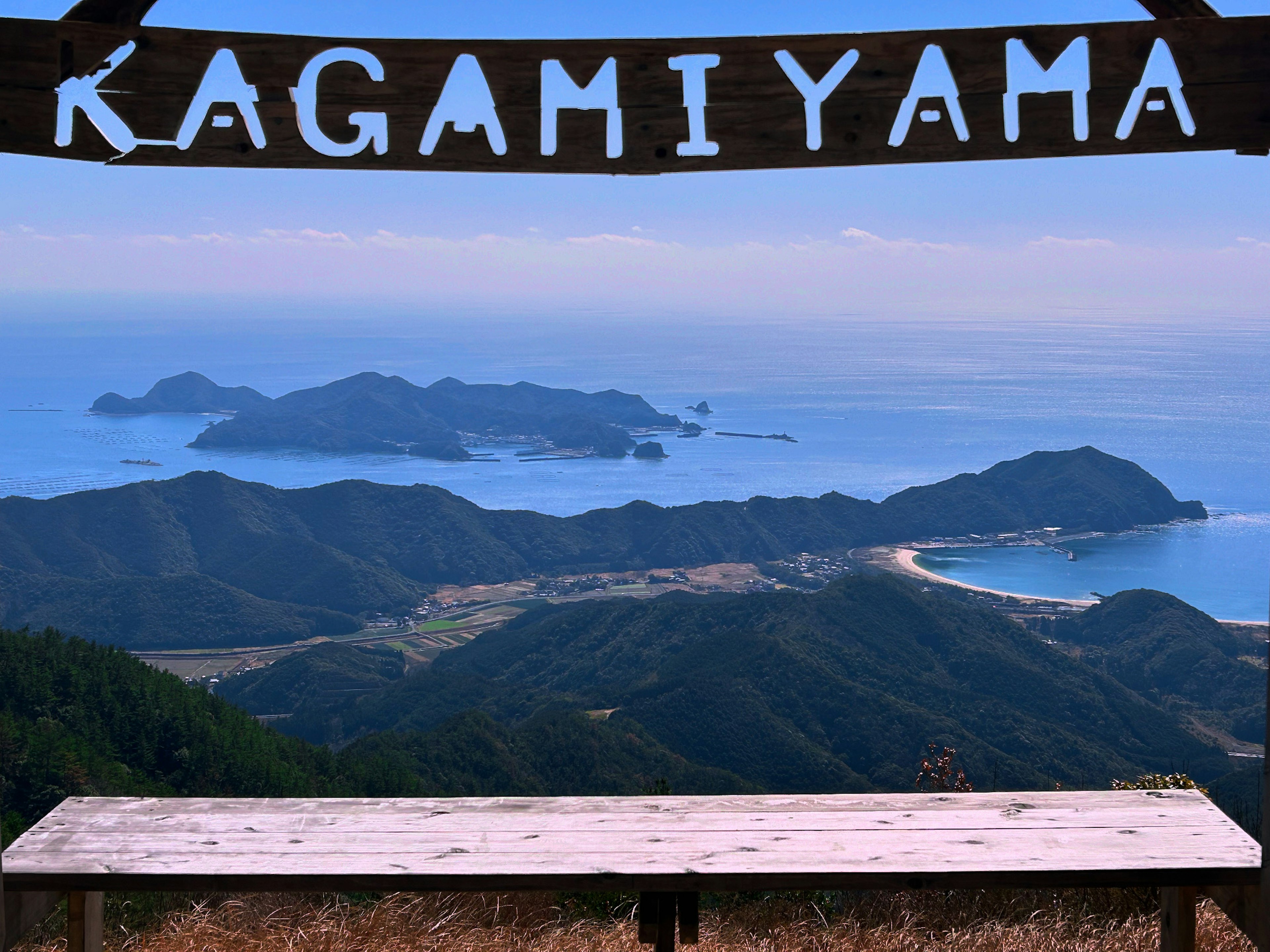 Cartel de Kagamiyama con una hermosa vista al mar