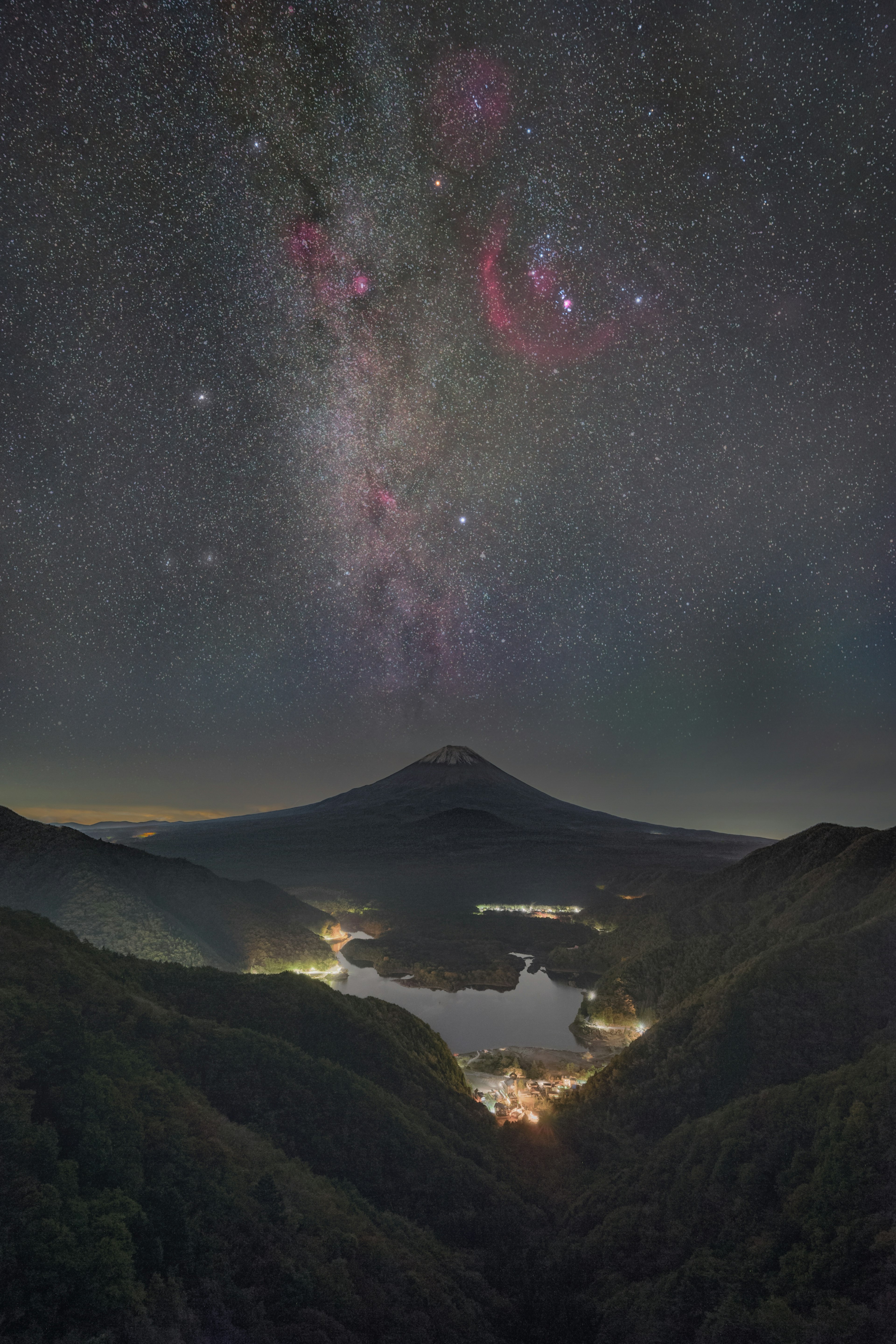 星空の下に広がる山と湖の美しい風景