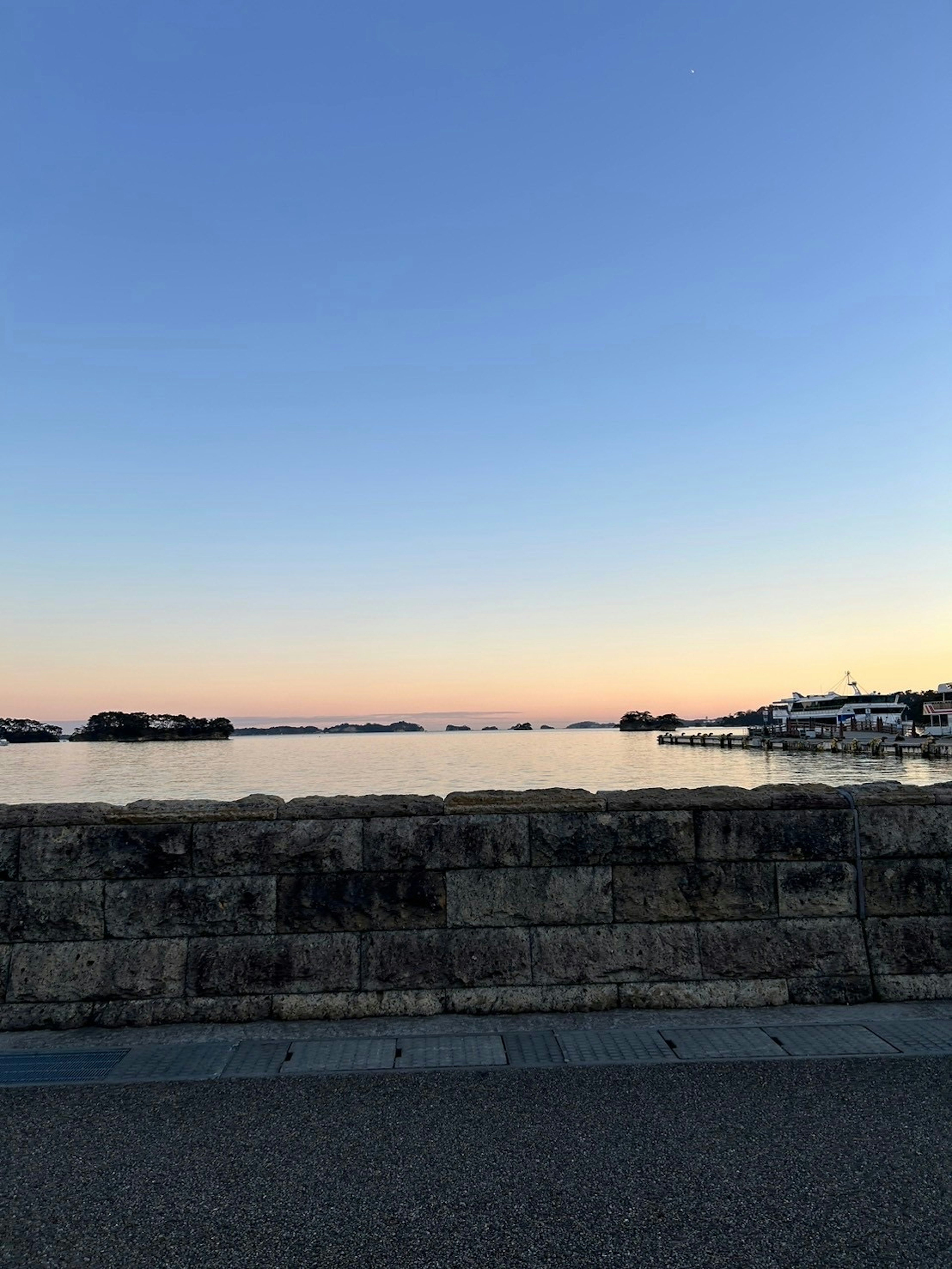 夕暮れの海と静かな港の風景