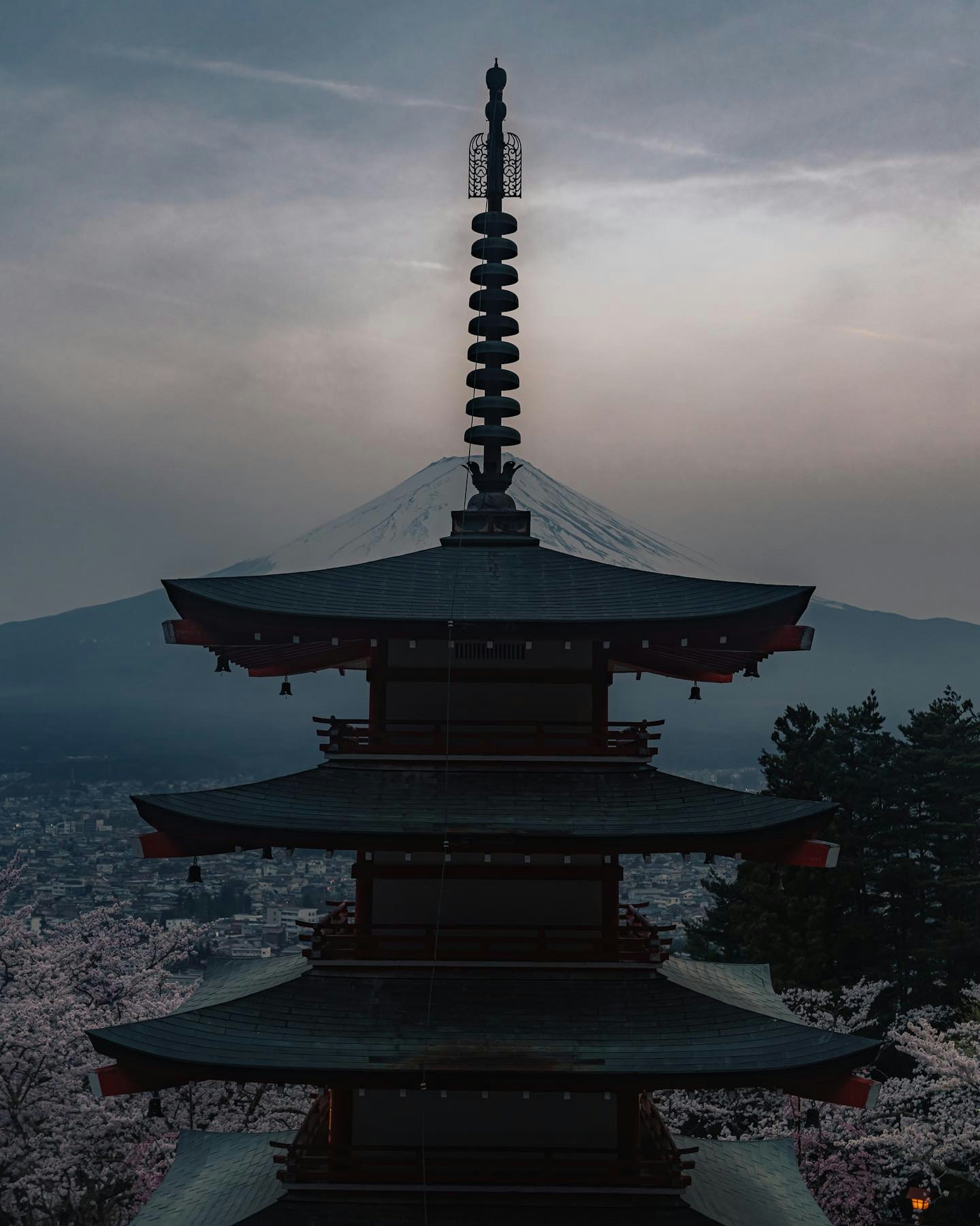 富士山を背景にした五重塔のシルエット