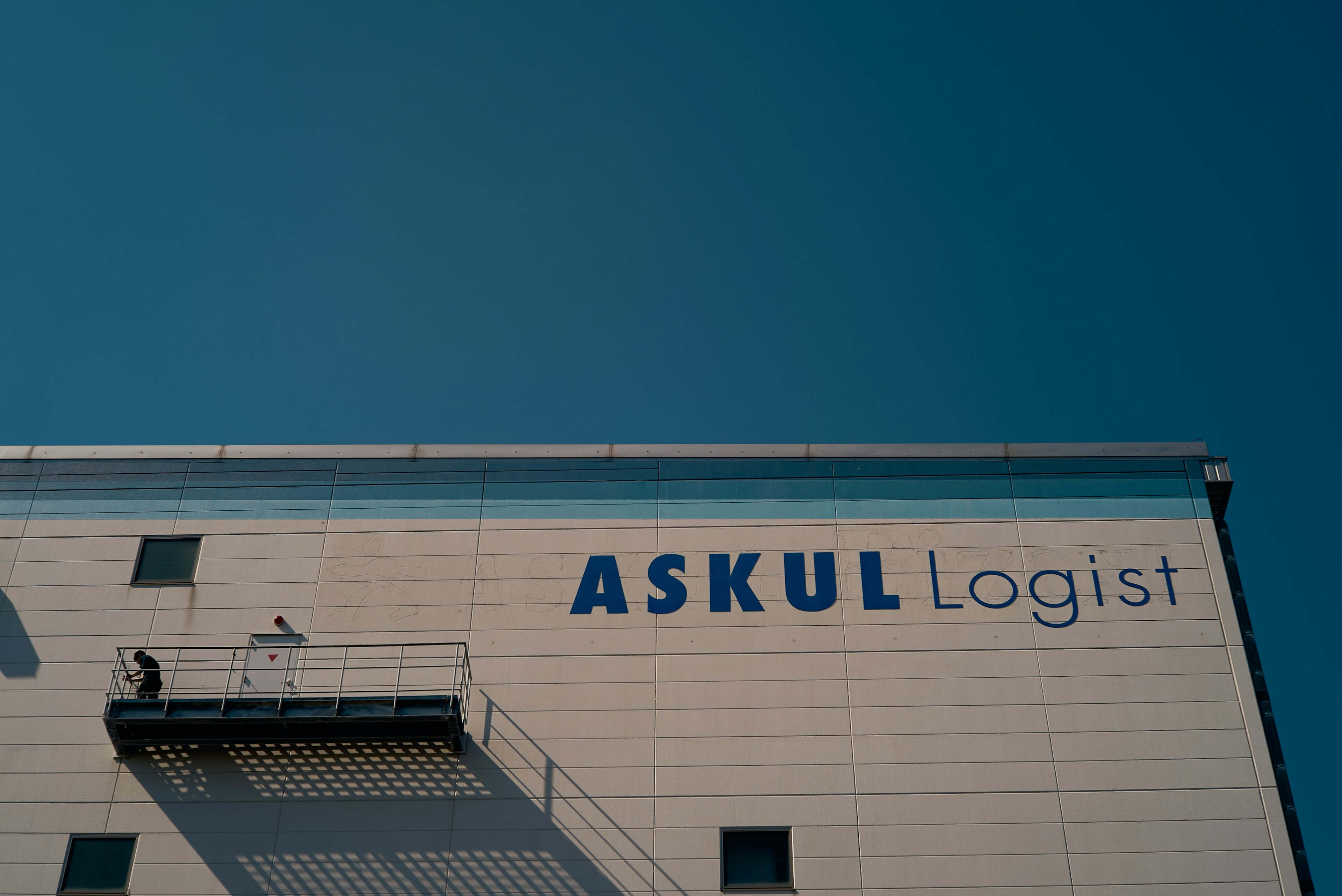 在晴朗藍天下的ASKUL Logist建築外觀