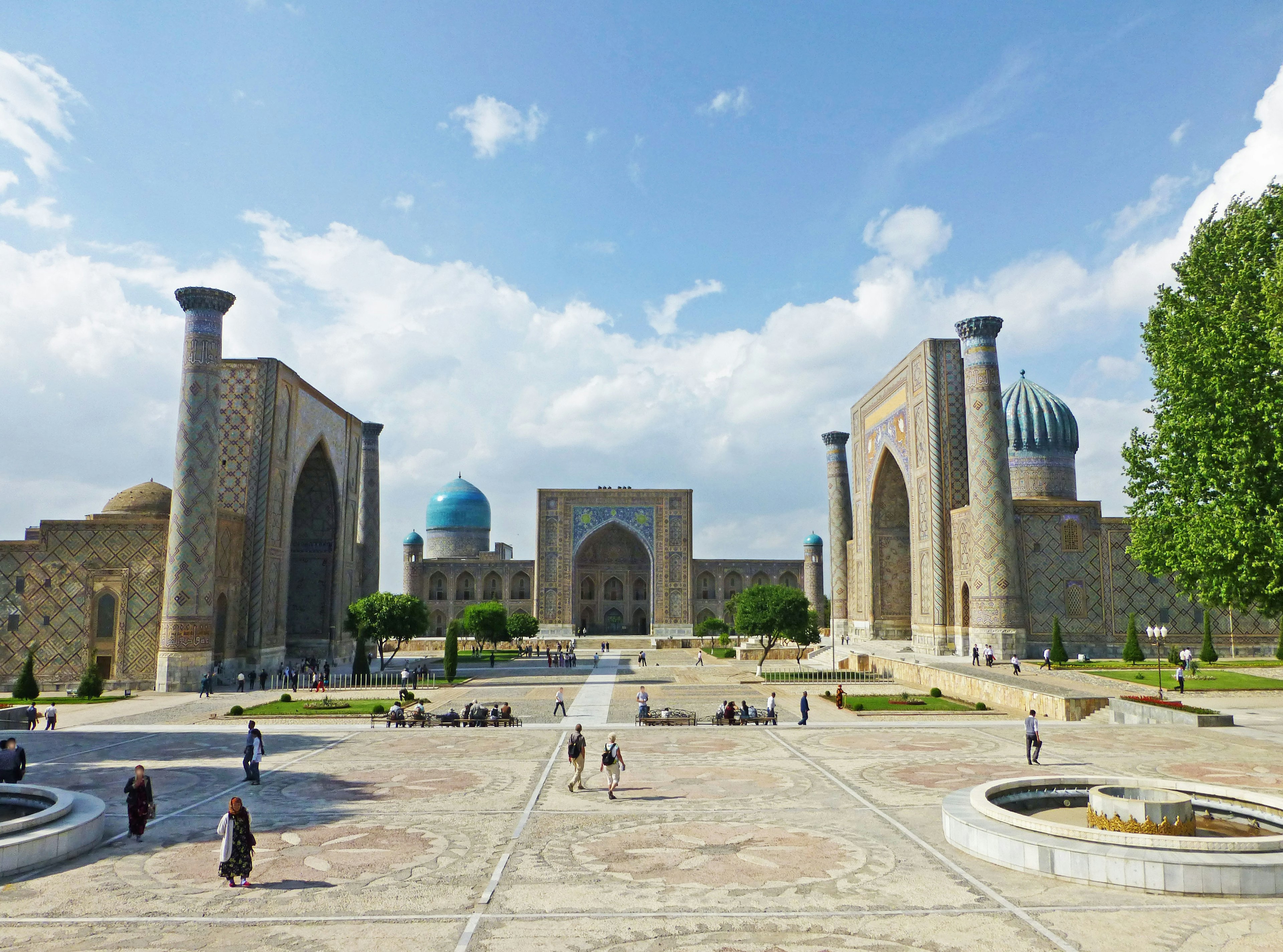 Beeindruckende Architektur des Registanplatzes in Samarkand mit blauen Kuppeln und historischen Gebäuden