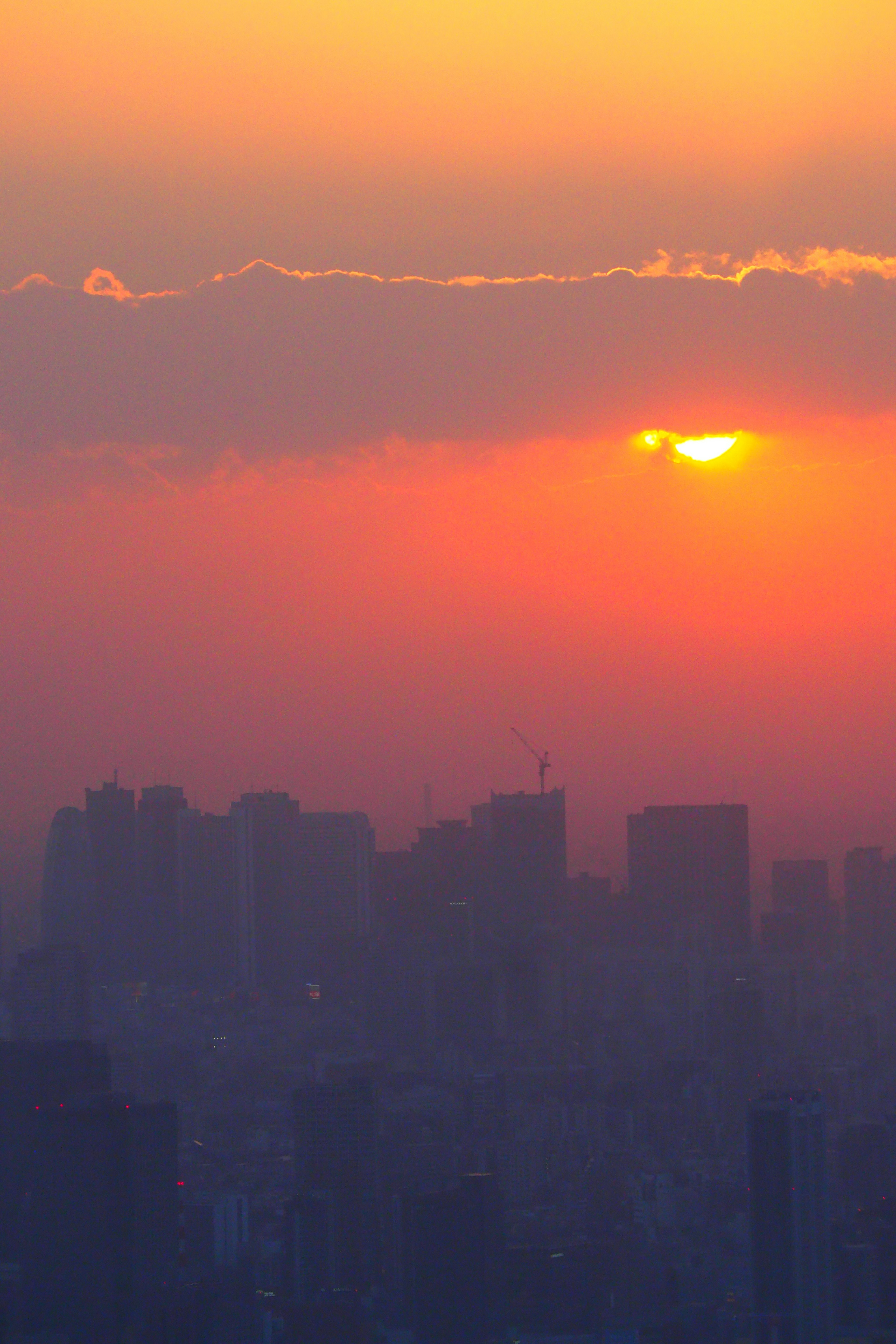 日落時城市輪廓與多彩雲彩