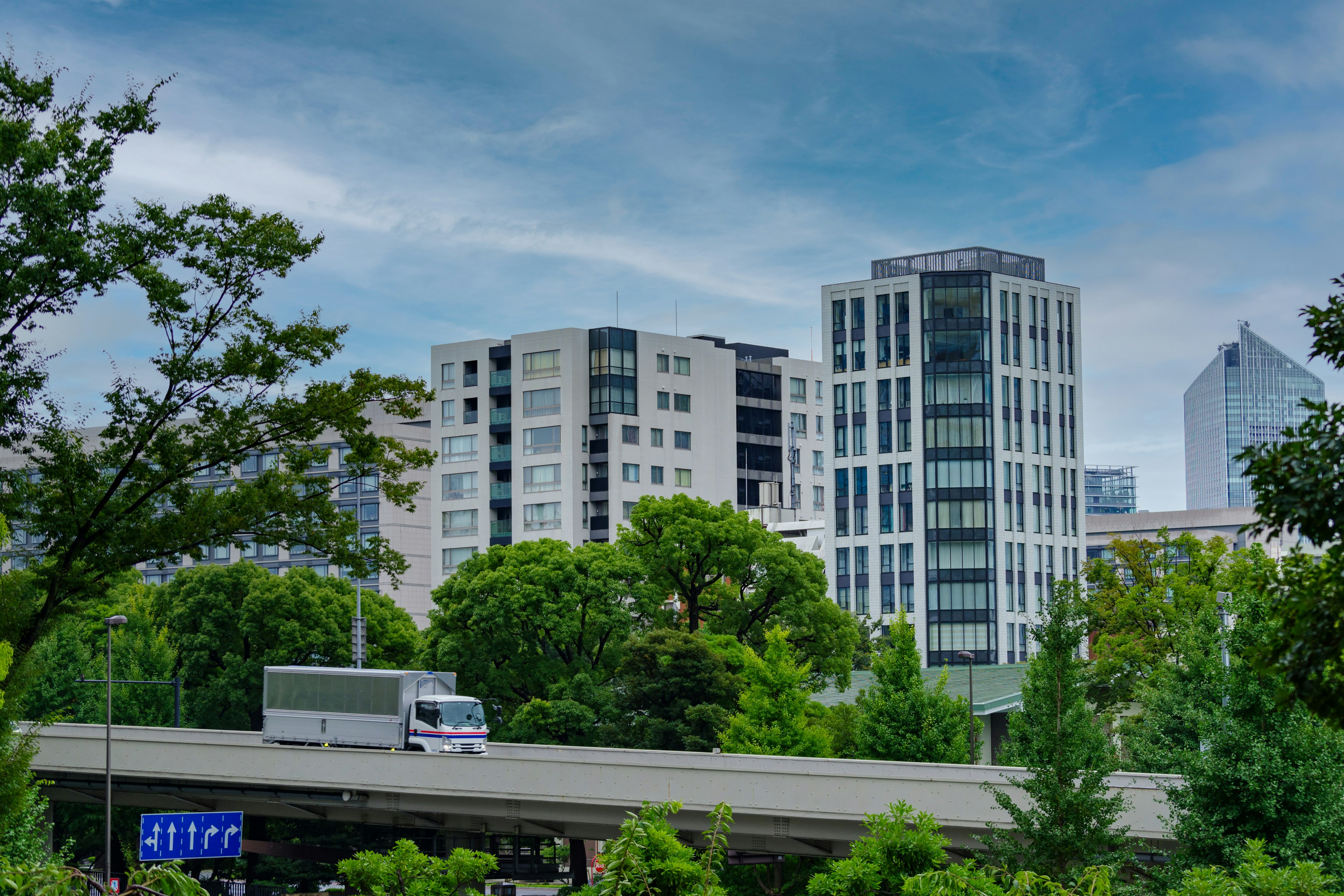 Paysage urbain avec des bâtiments modernes et une végétation luxuriante