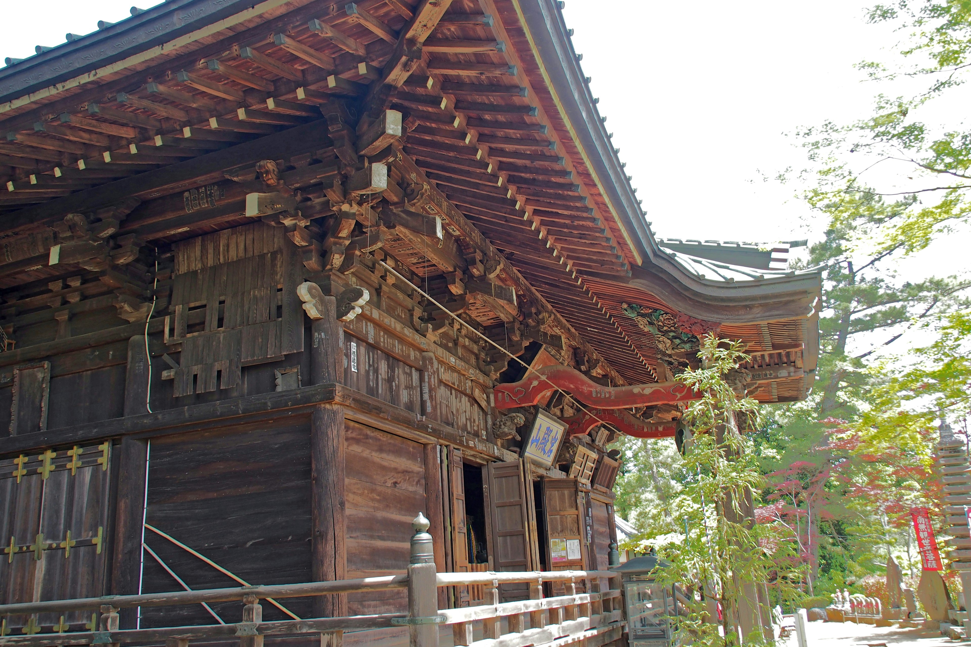 Arsitektur kayu Jepang tradisional yang menunjukkan detail atap yang rumit dan tekstur kayu