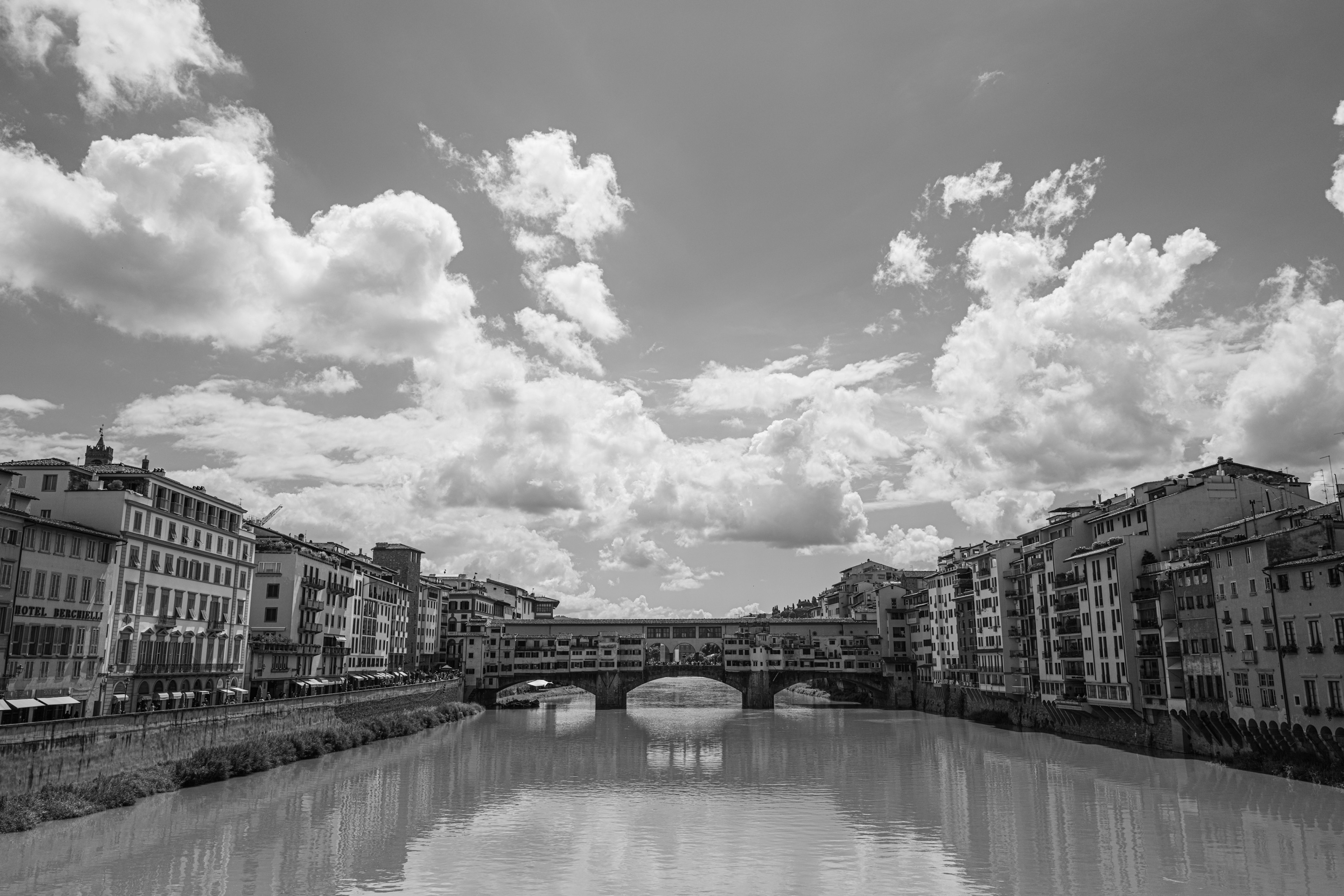 Cảnh đen trắng của cầu Ponte Vecchio trên sông Arno ở Florence