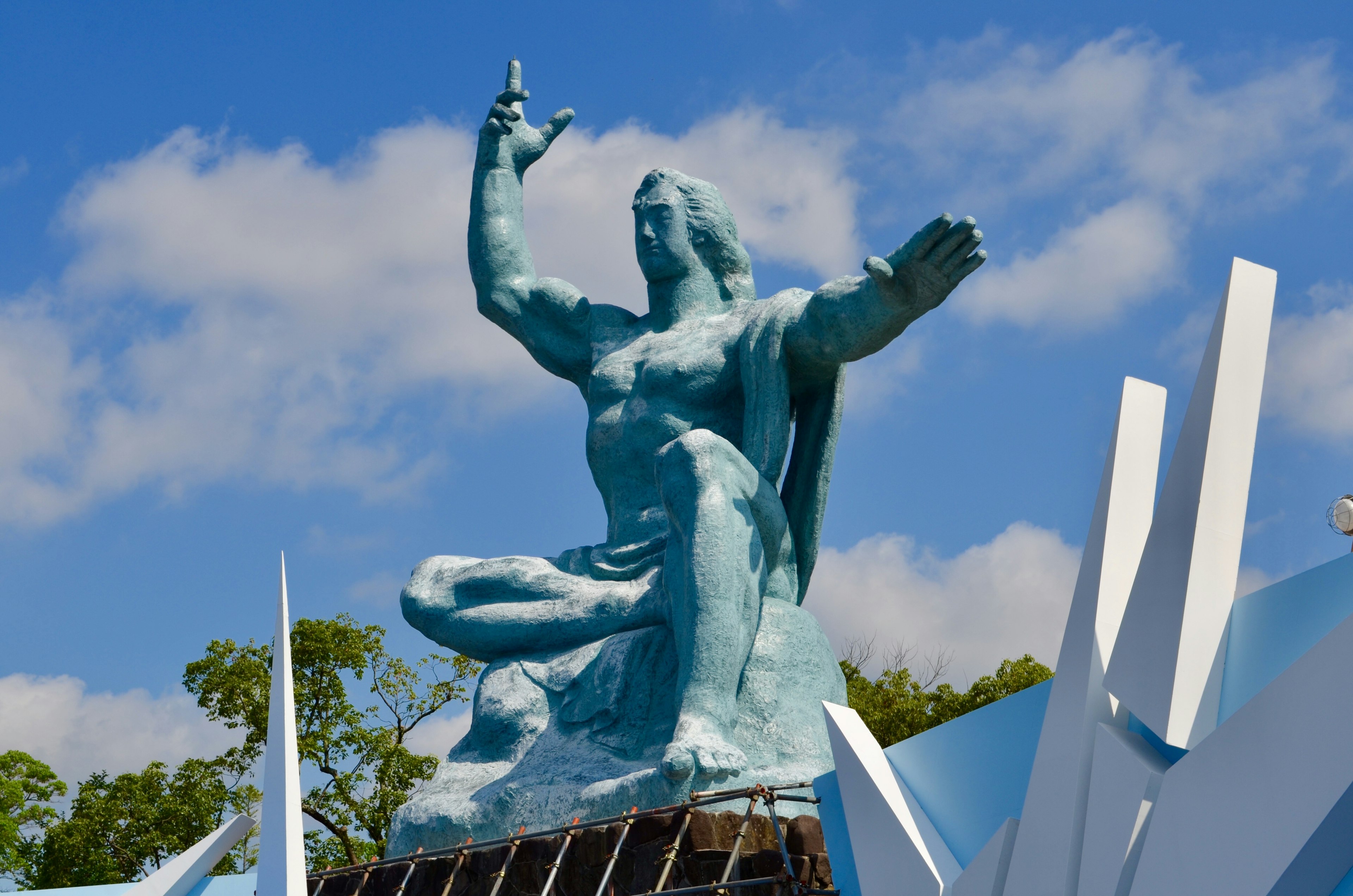 Statue en bronze levant la main vers le ciel