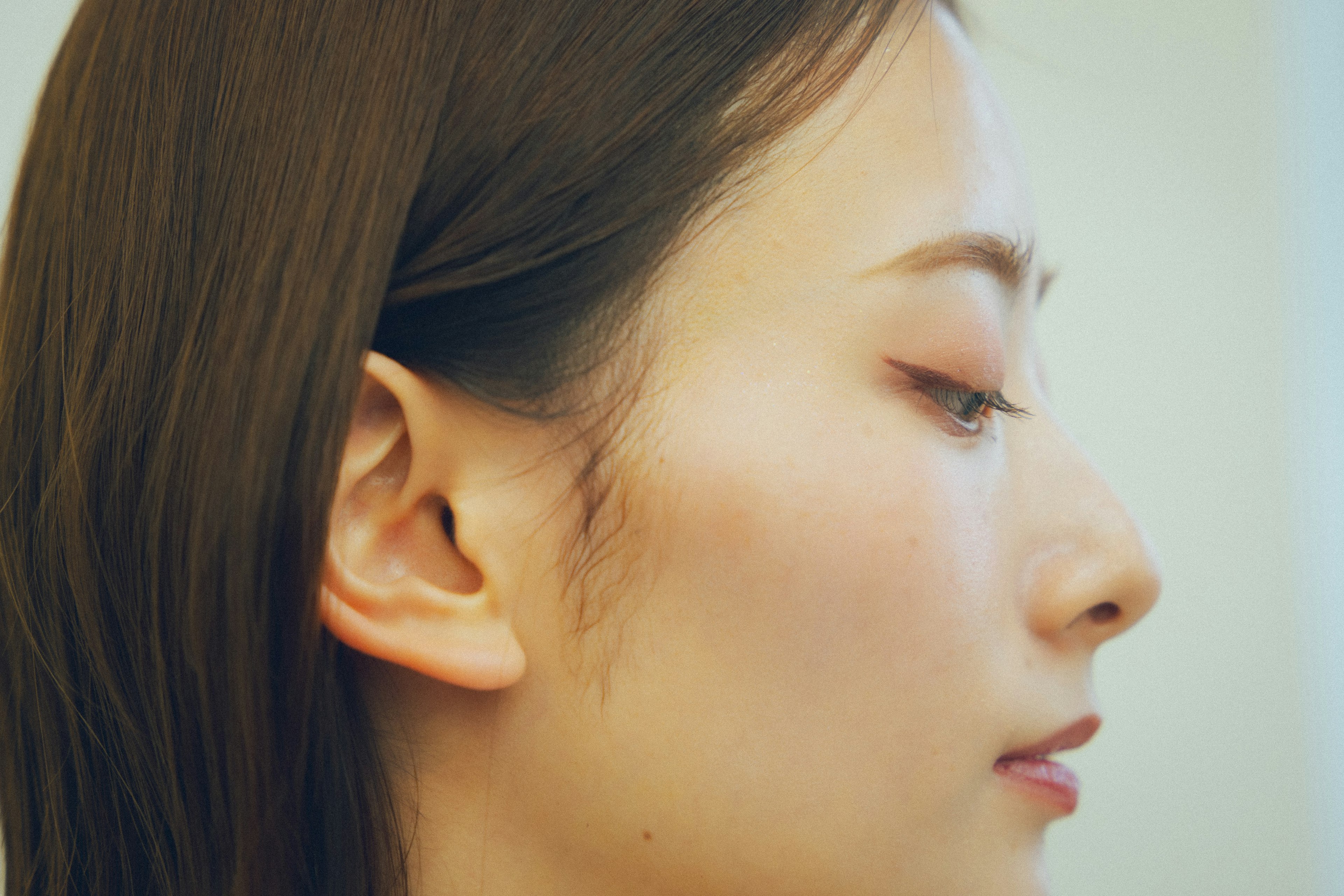 Close-up of a woman's profile Natural skin tone Straight dark brown hair