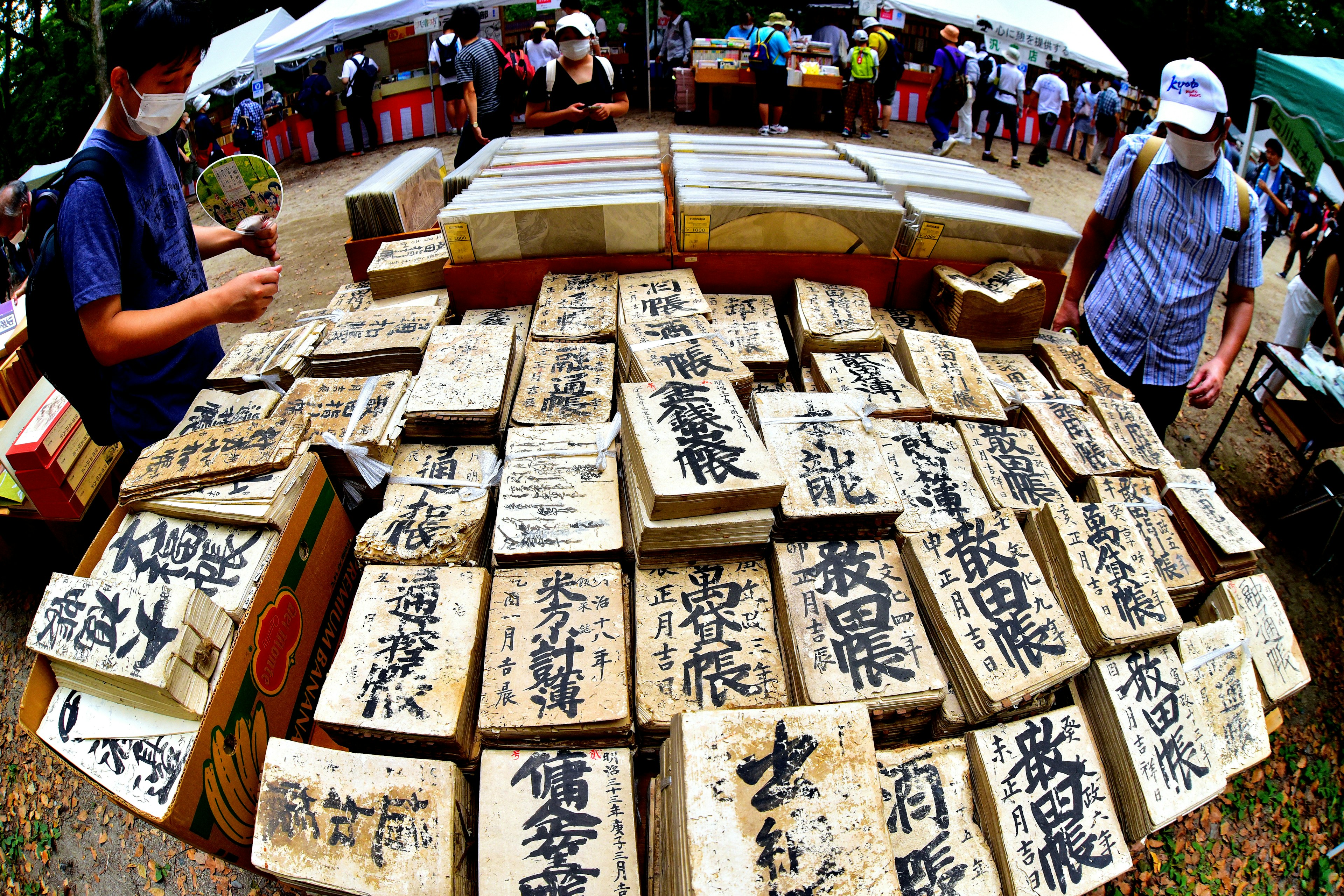 Una escena de mercado con tablones de madera con caracteres escritos a mano